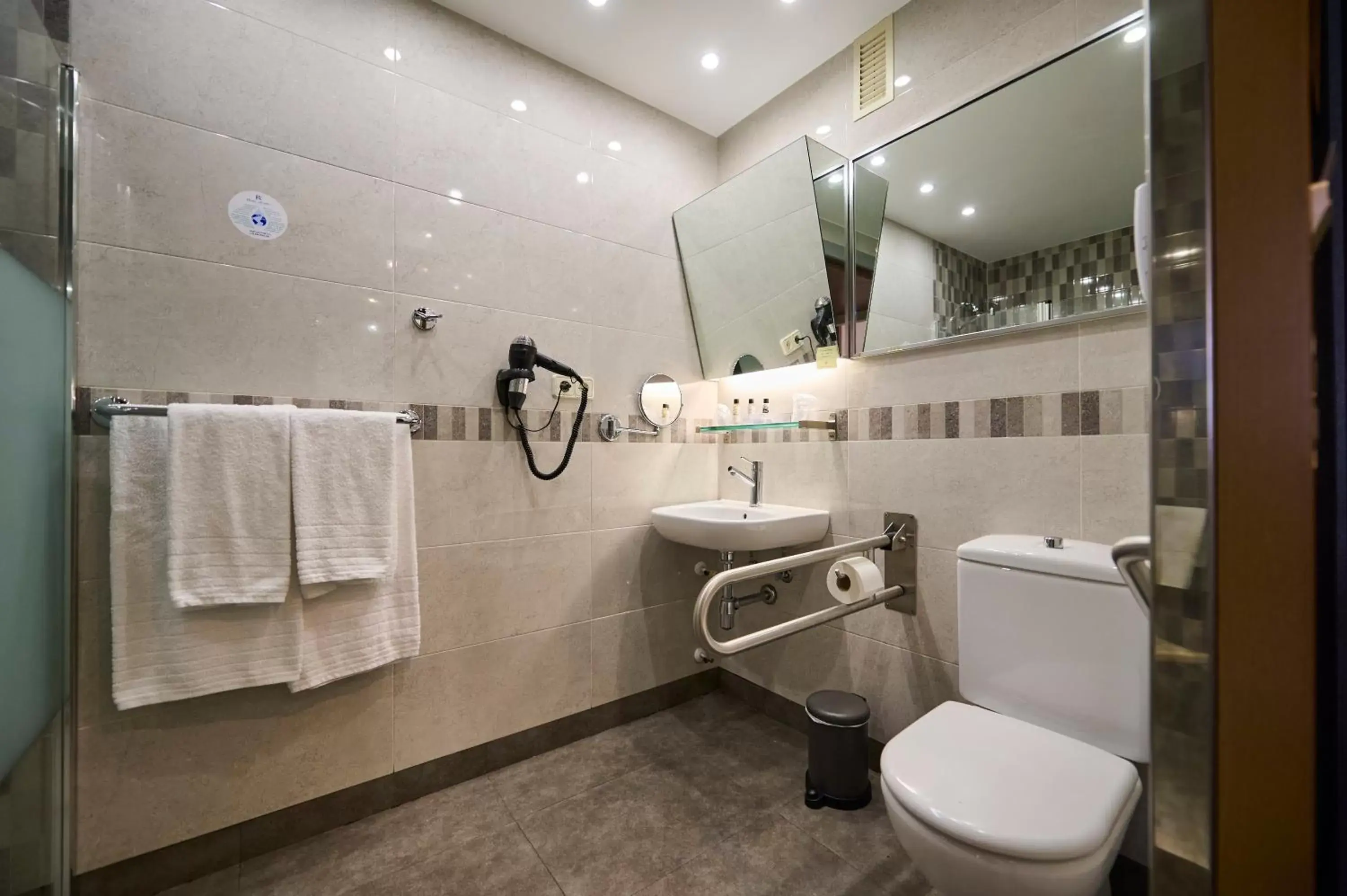 Toilet, Bathroom in Hotel Albret