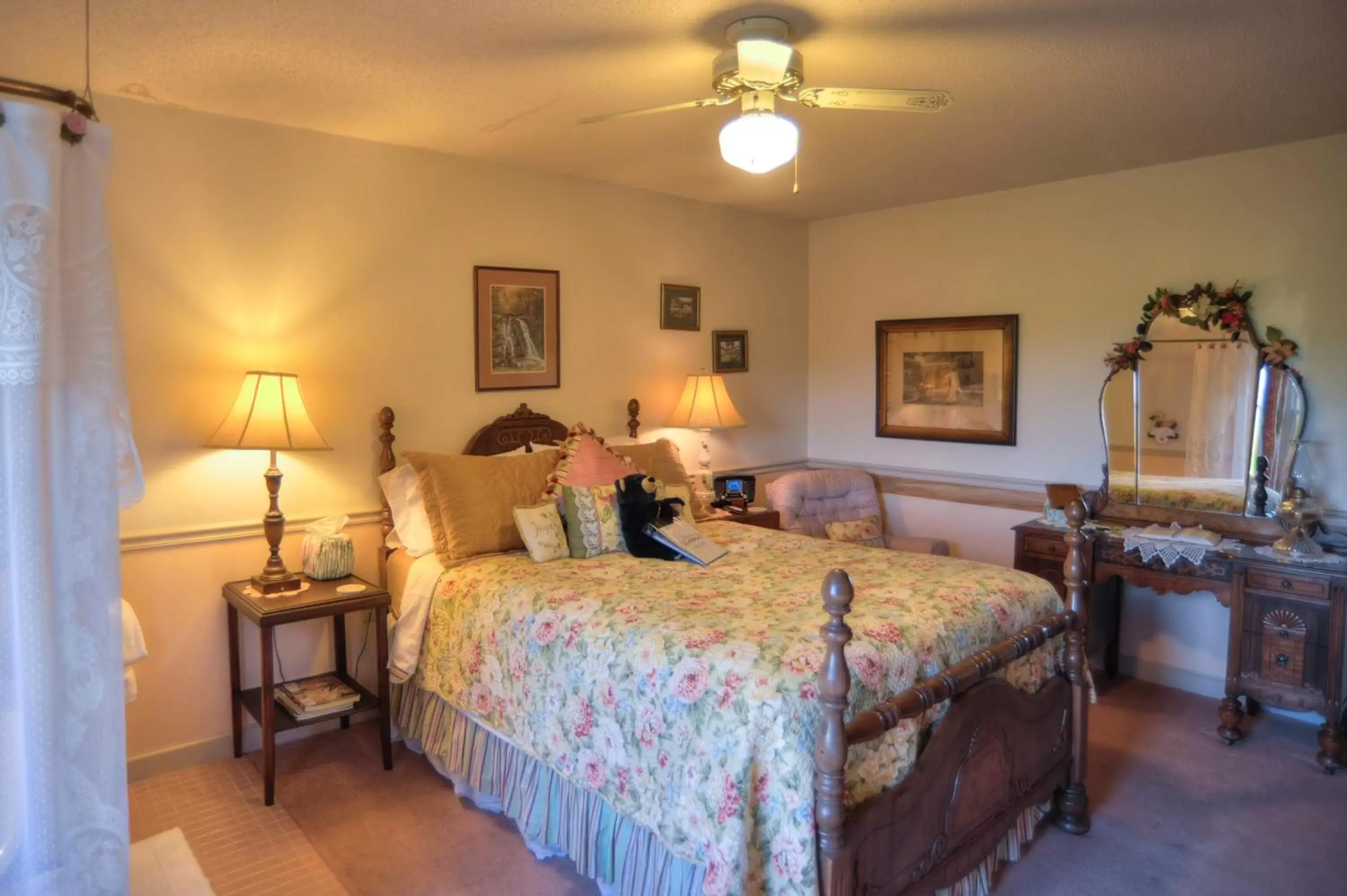 Photo of the whole room, Bed in Blue Mountain Mist Country Inn