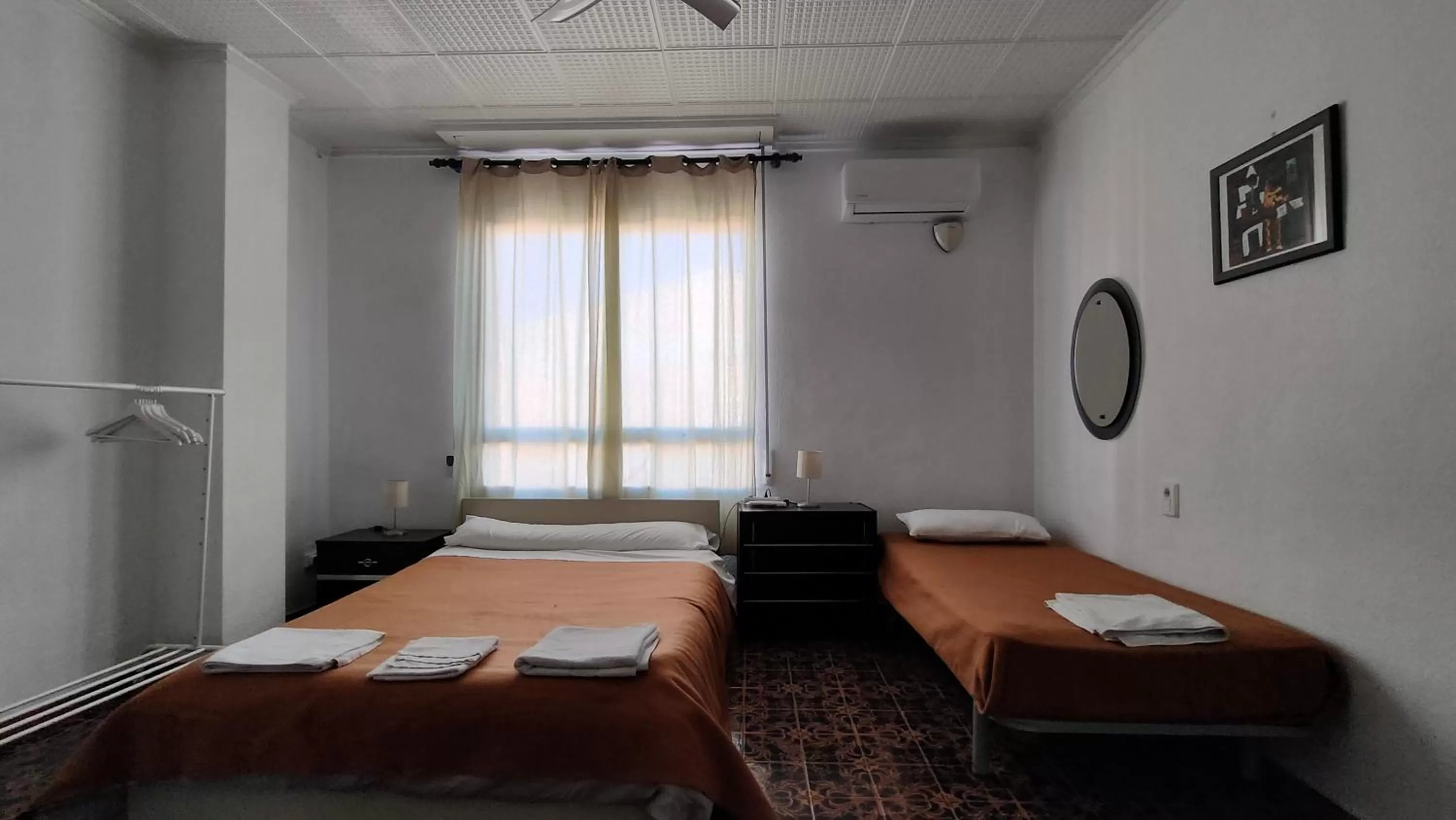 Bed in Pensión Benavente AP-7 3 min - Playa 5 min coche