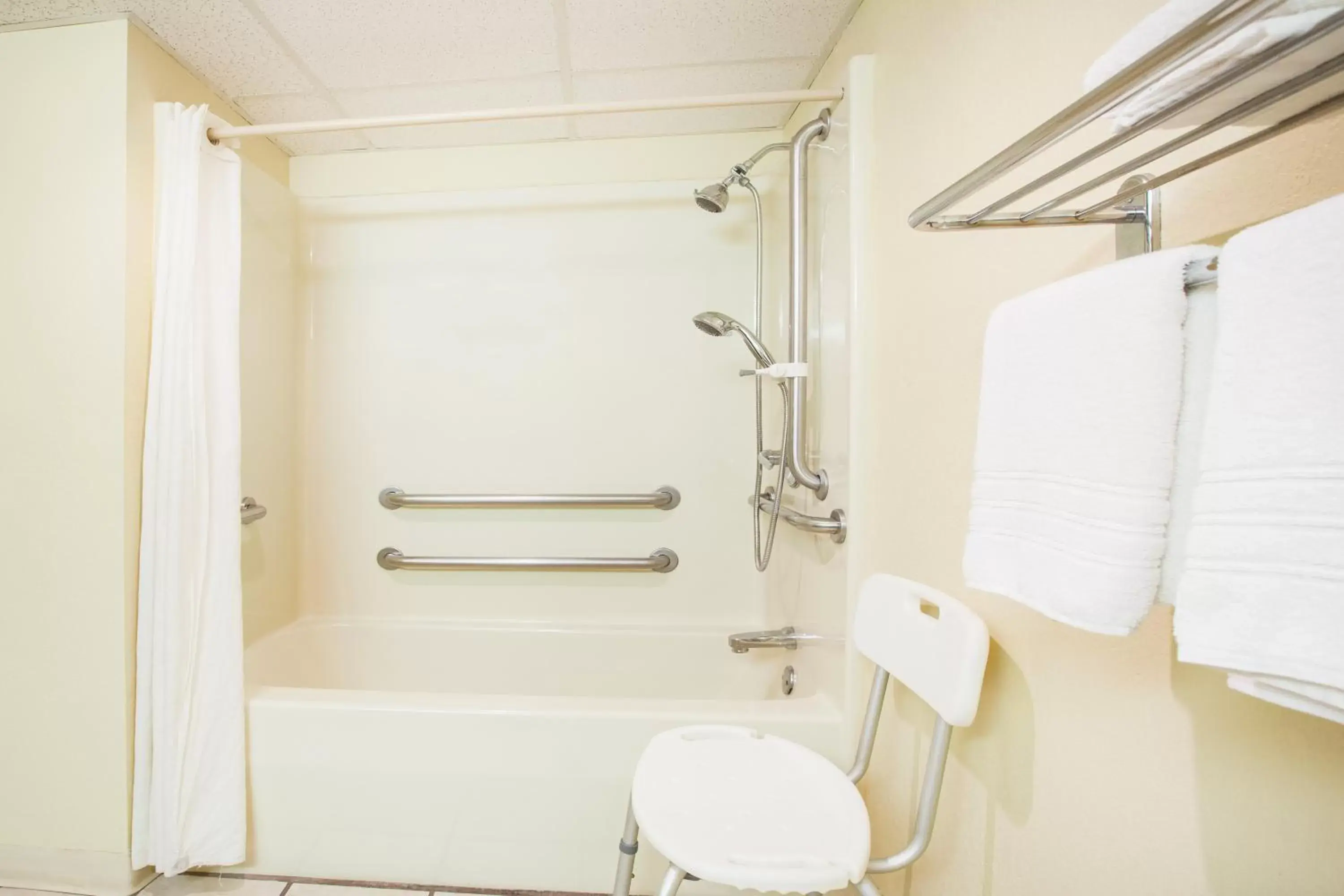 King Room - Mobility Access/Non-Smoking in Super 8 by Wyndham Clinton King Room - Mobility Access/Non-Smoking in Super 8 by Wyndham Clinton