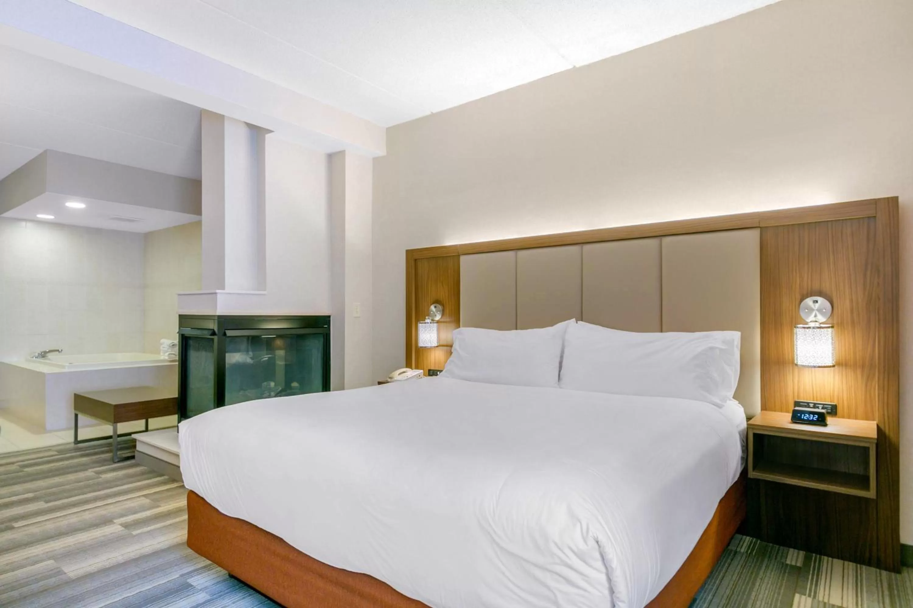 Photo of the whole room, Bed in Holiday Inn Express Mount Arlington by IHG