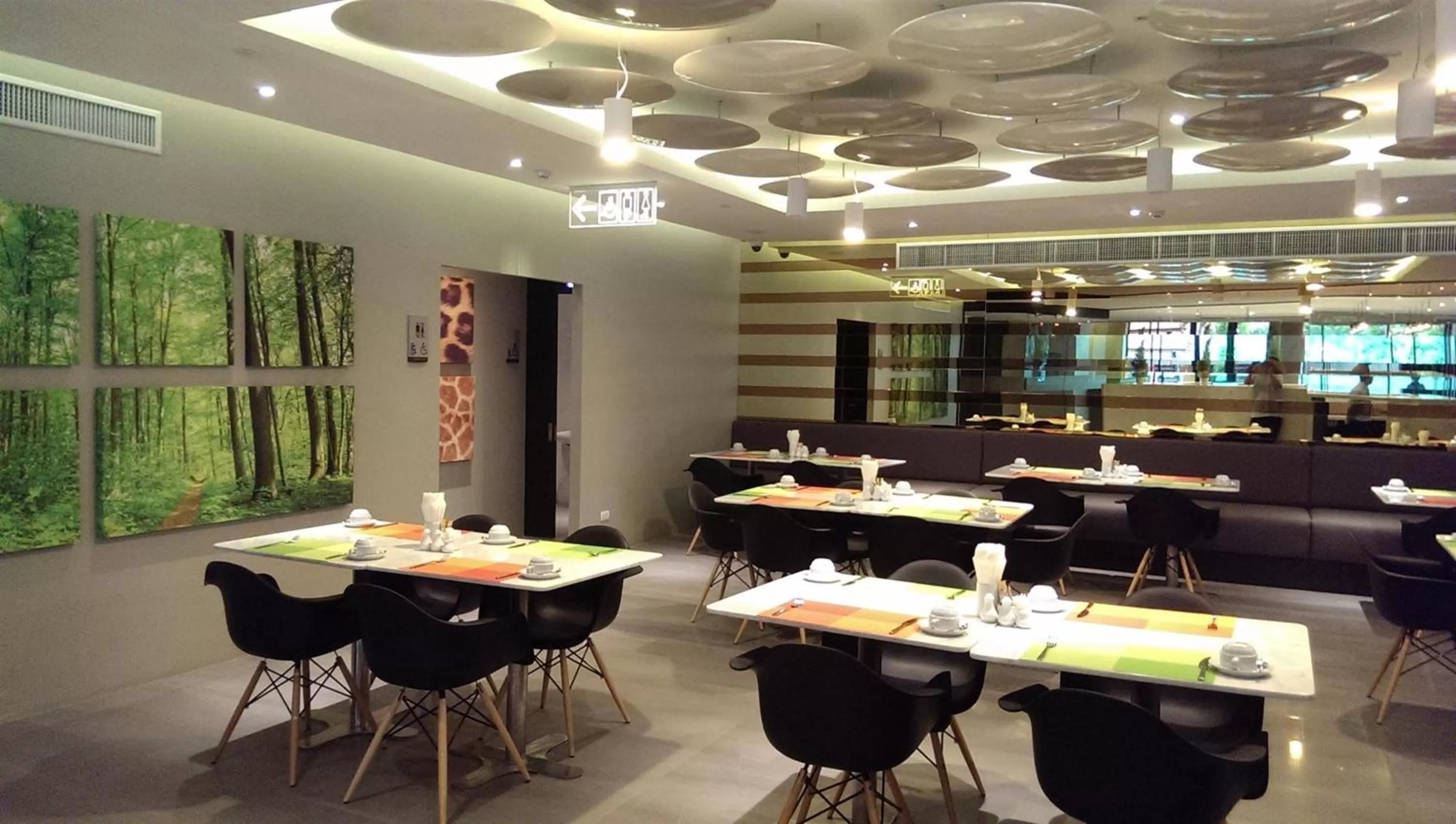 Restaurant/places to eat in Season Five Hotel