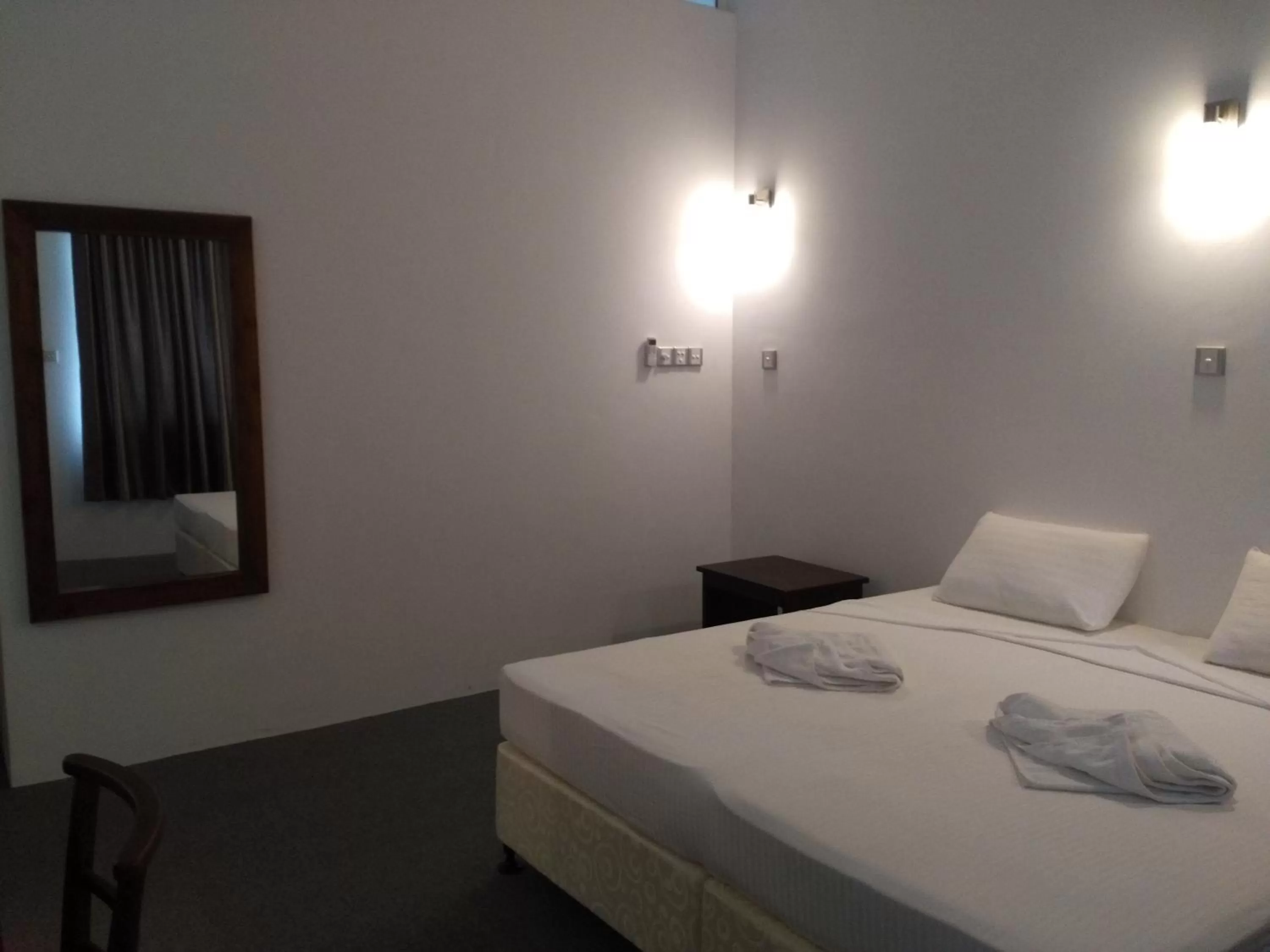 Bedroom, Bed in West Inn Colombo