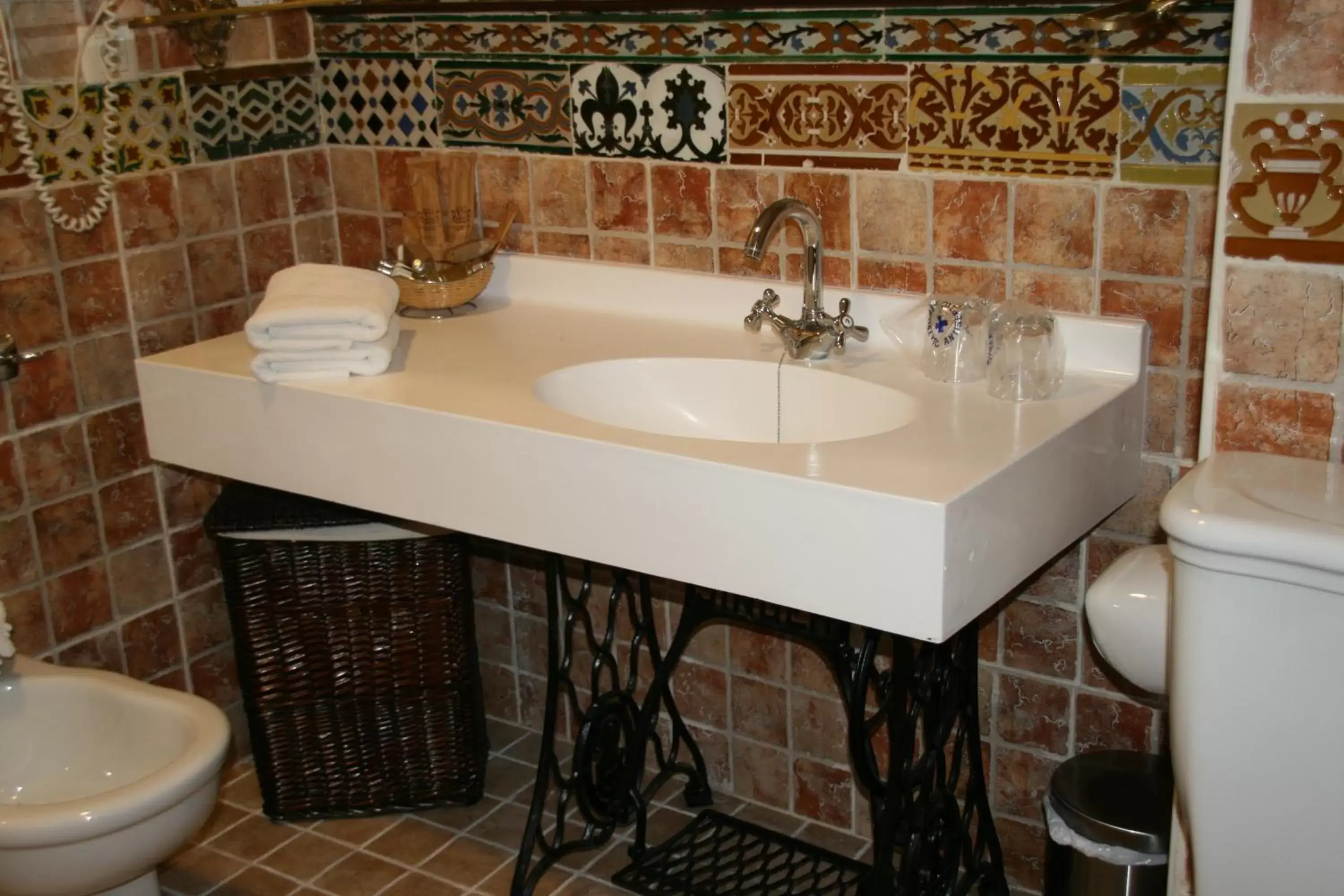 Toilet, Bathroom in Hotel Convento La Gloria