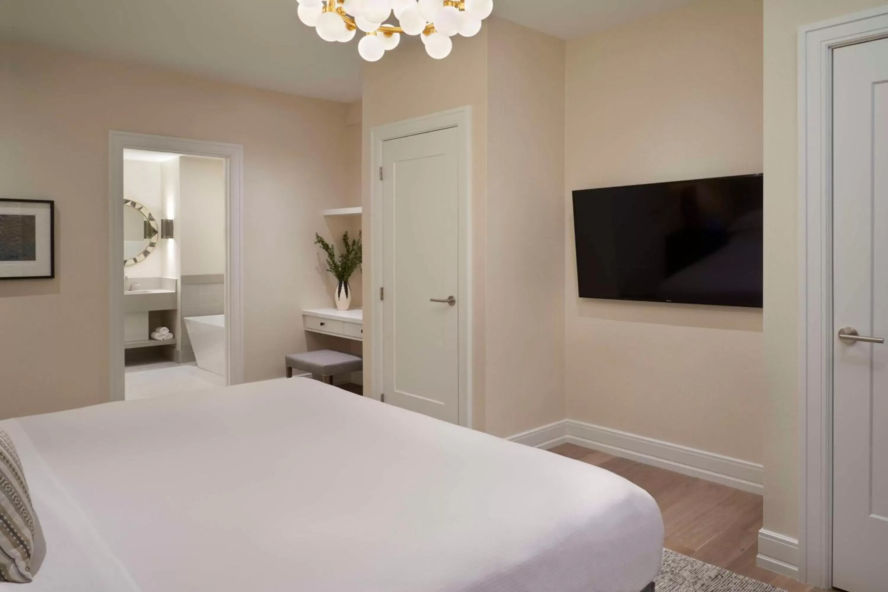 Bedroom, Bed in Hilton Toronto