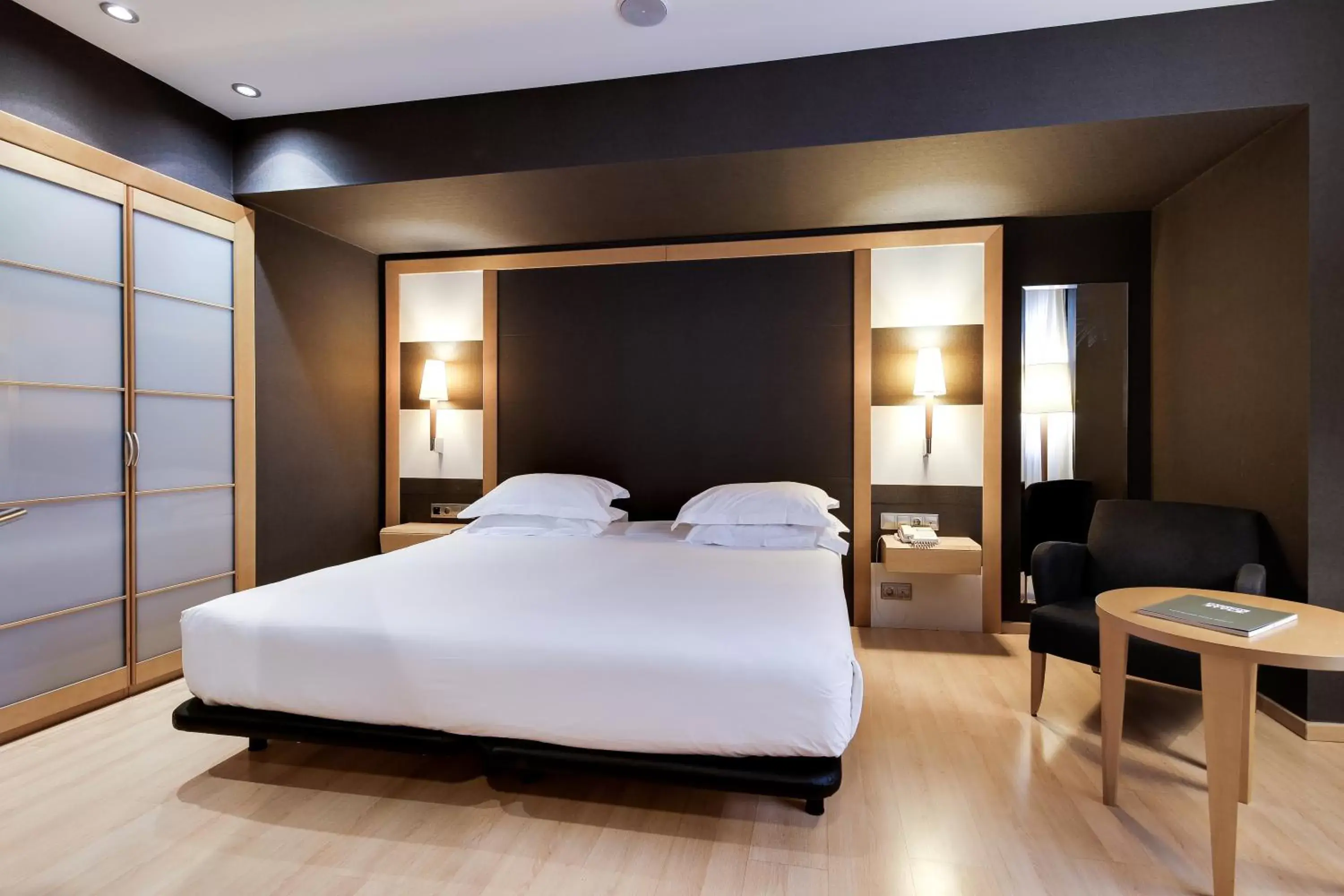 Photo of the whole room, Bed in Hotel Barcelona Universal