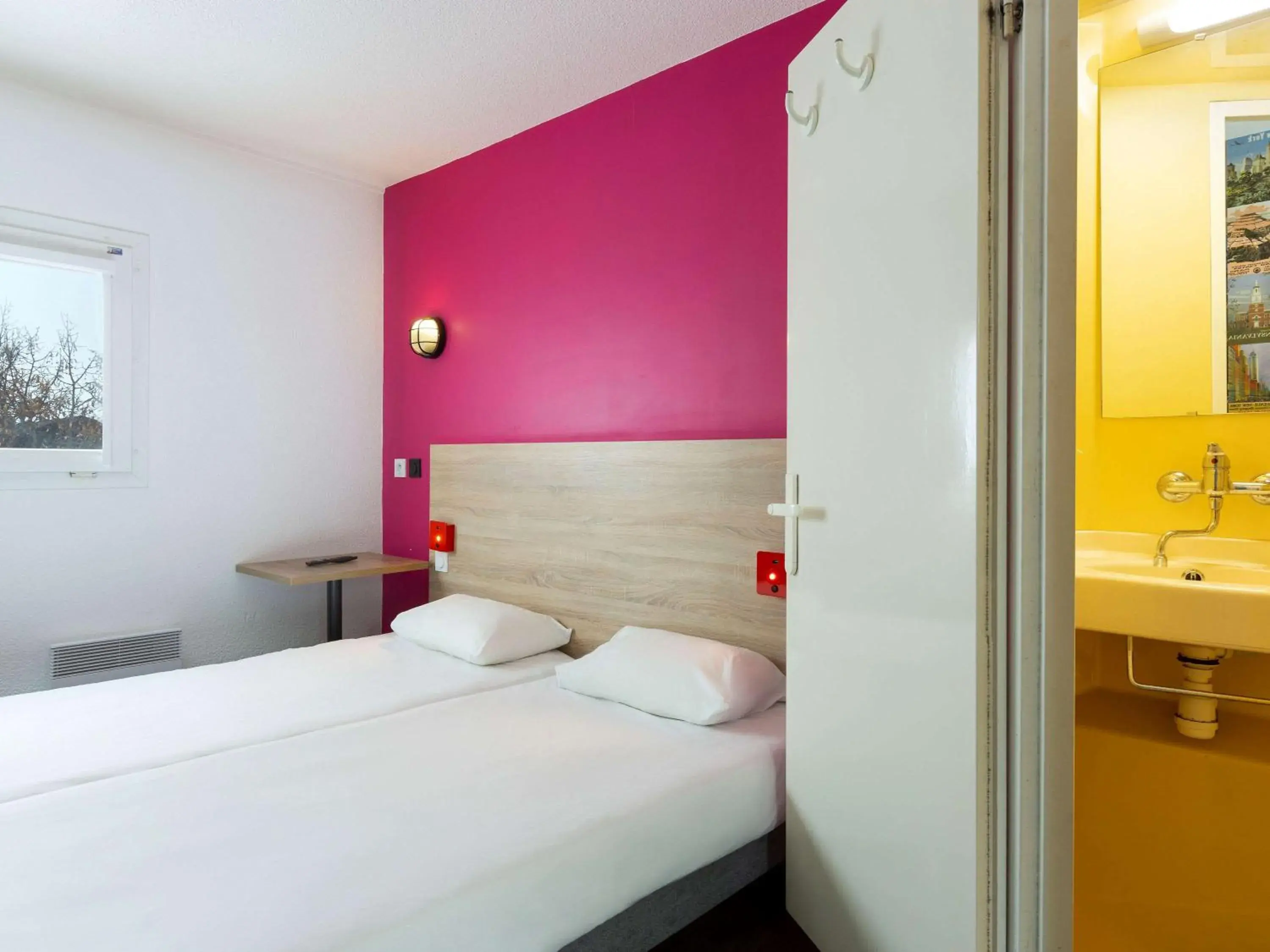 Bathroom, Bed in hôtel F1 Strasbourg Sud La Vigie