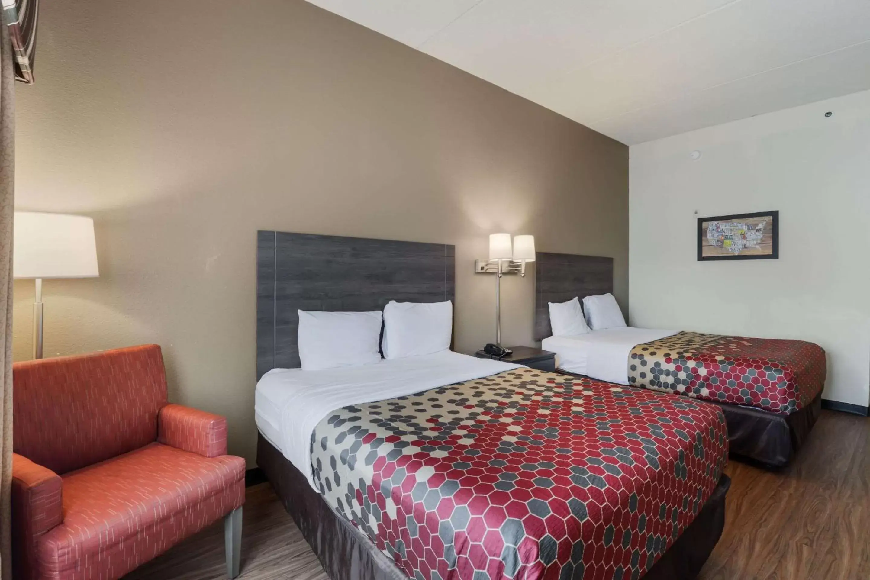 Photo of the whole room, Bed in Econo Lodge Inn & Suites - Marianna