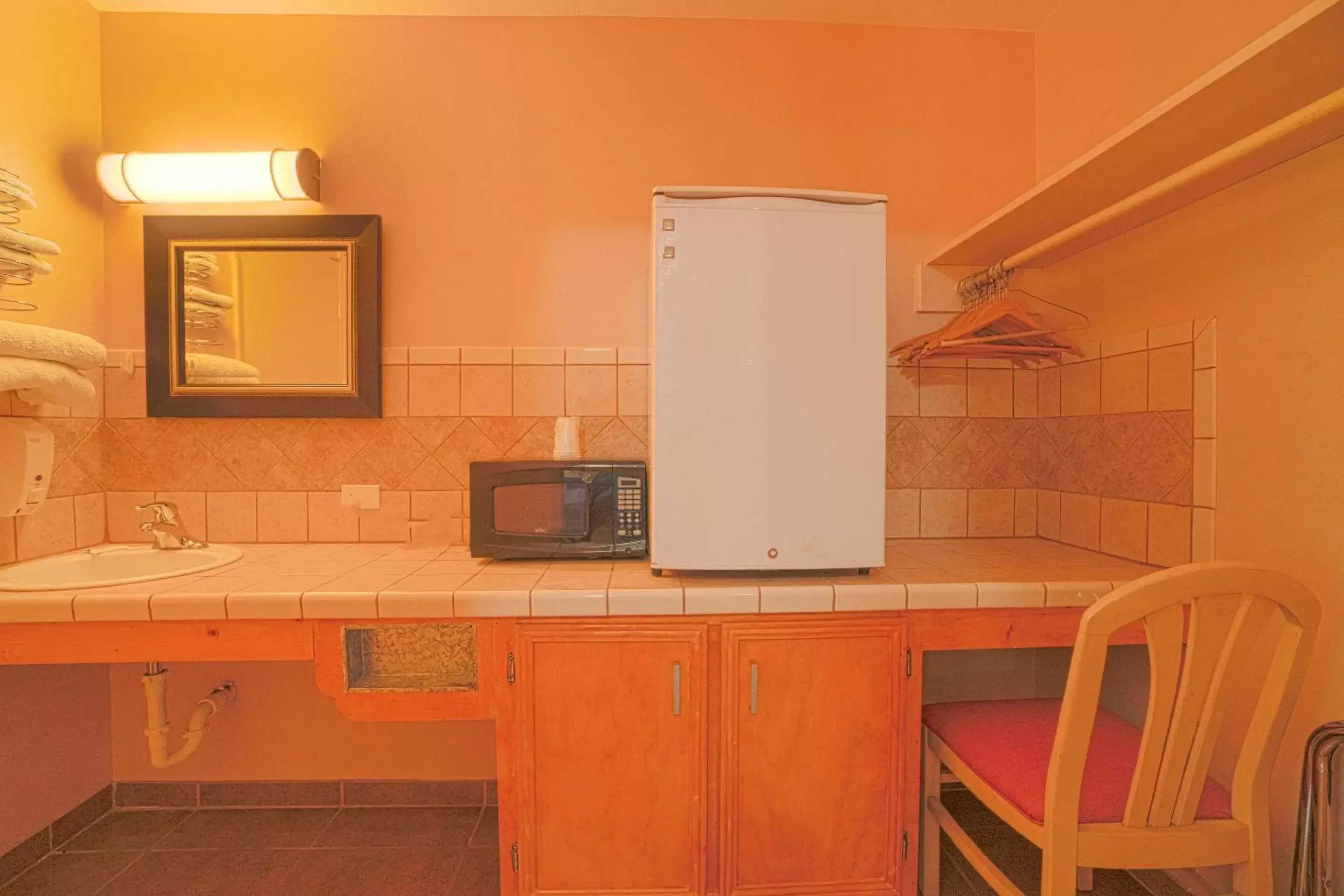 minibar, Kitchen/Kitchenette in Vali Ho Motel By OYO Weslaco Mercedes