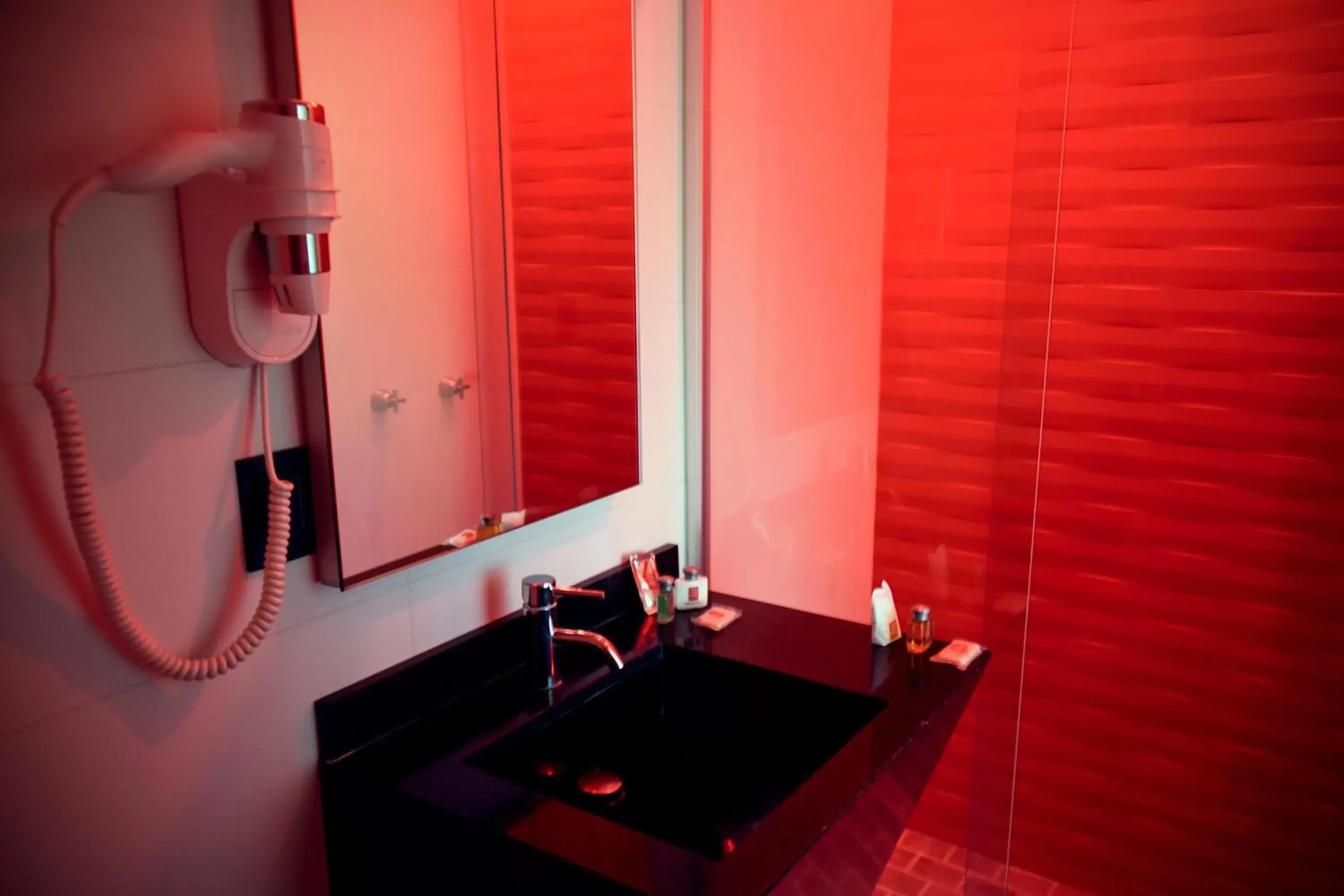 Toilet, Bathroom in Six Hotel Guadalajara Expiatorio