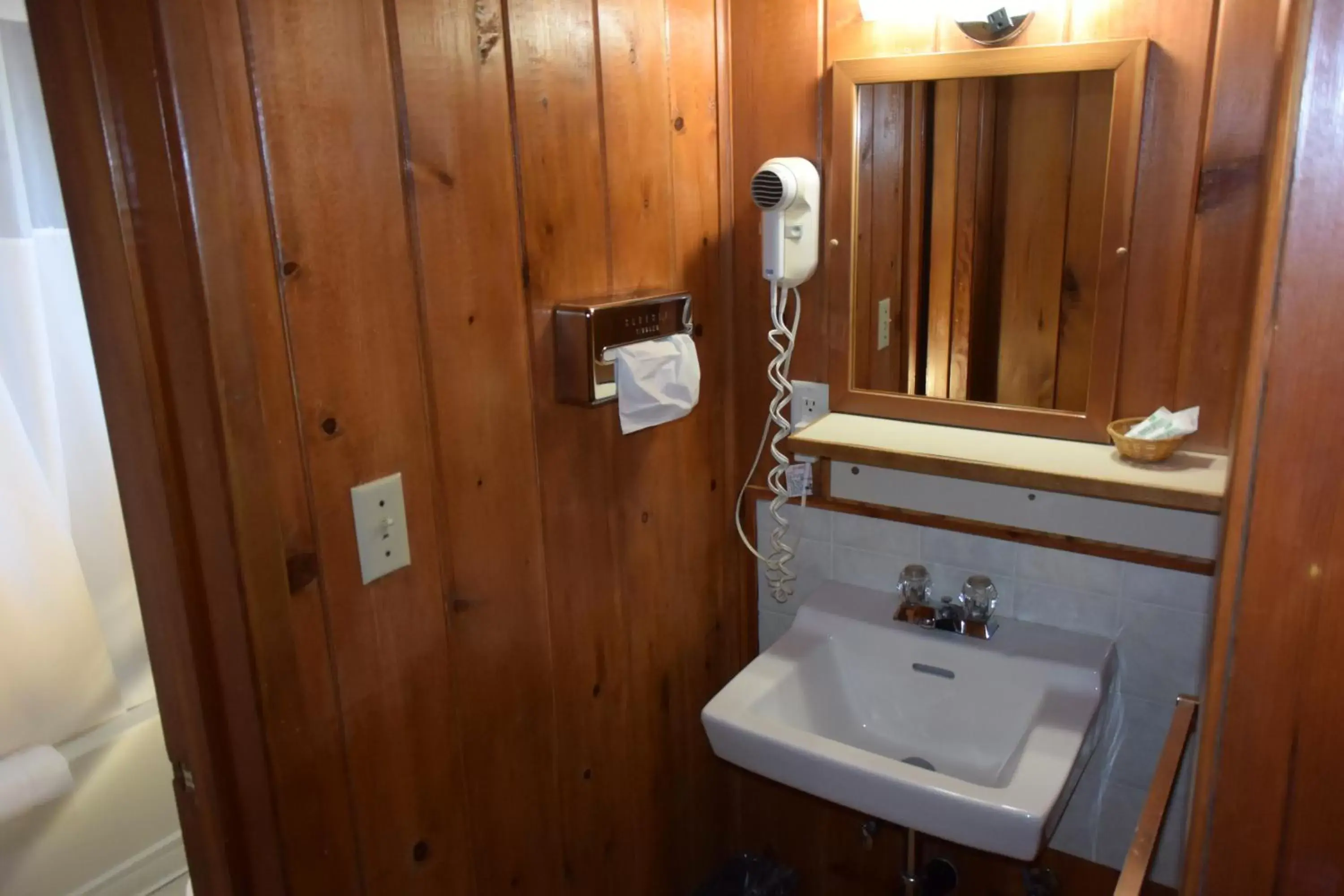 Bathroom in Park Motel and Cabins