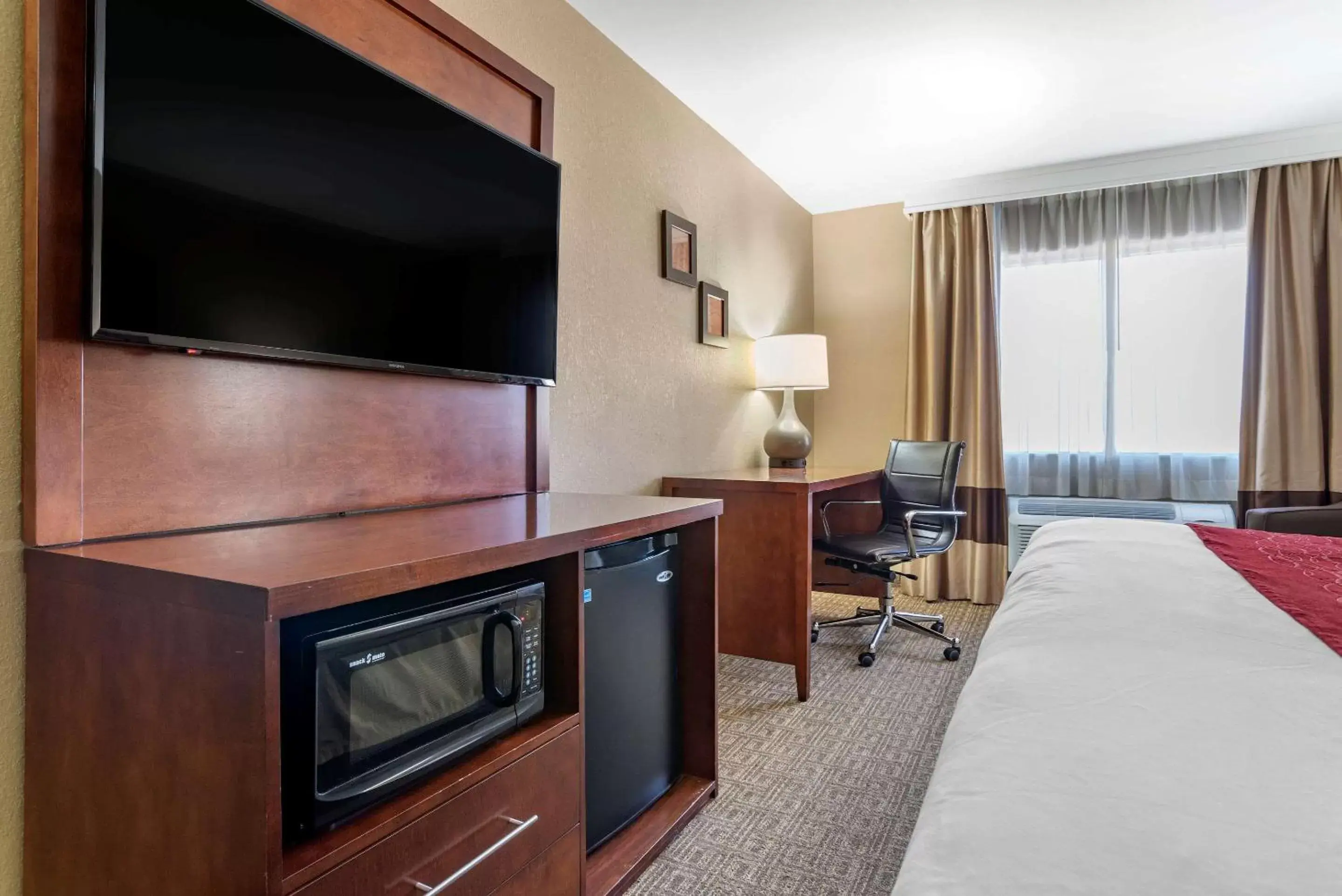 Photo of the whole room, TV/Entertainment Center in Comfort Inn & Suites Leeds I-20