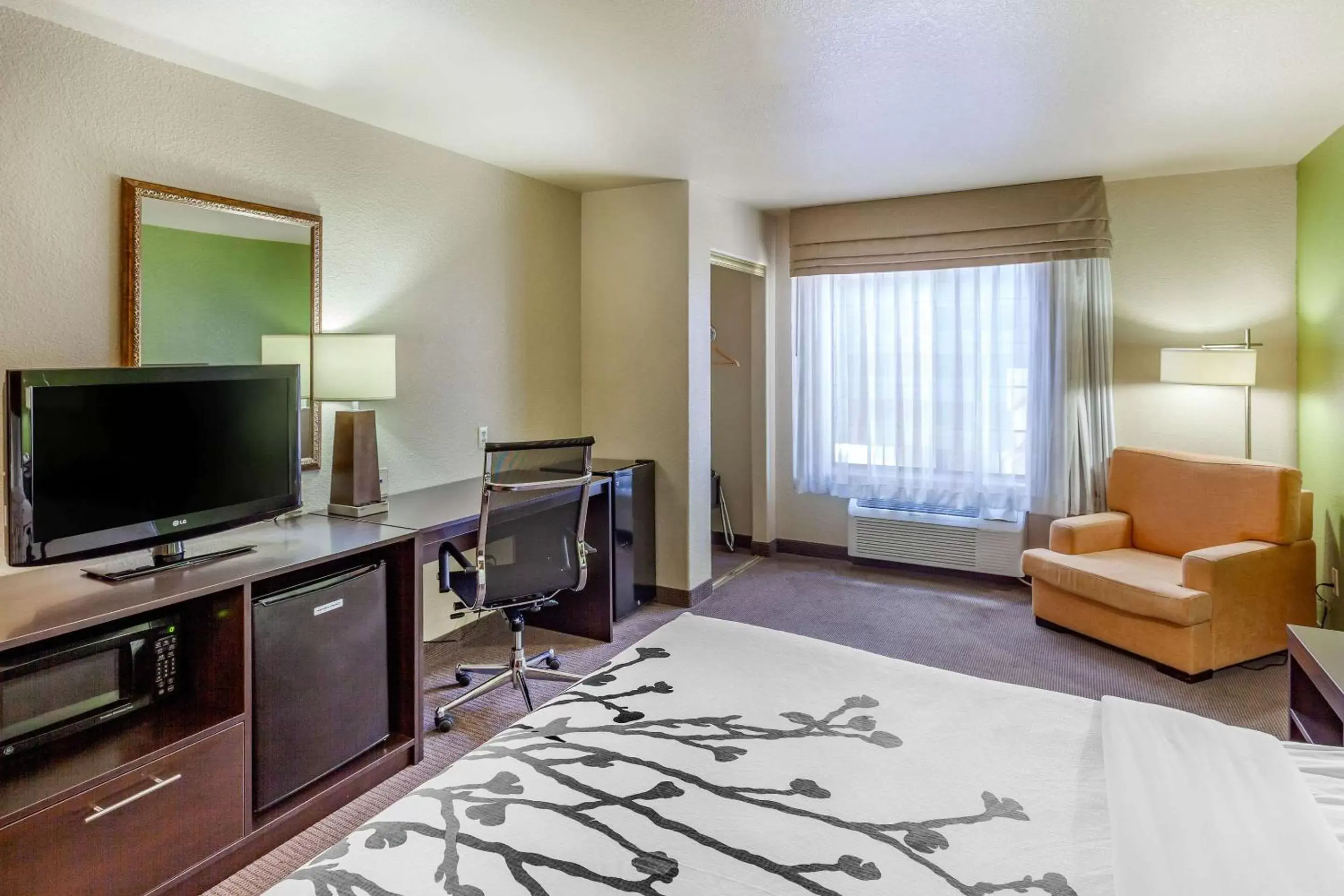 Photo of the whole room, TV/Entertainment Center in Sleep Inn & Suites Hewitt - South Waco