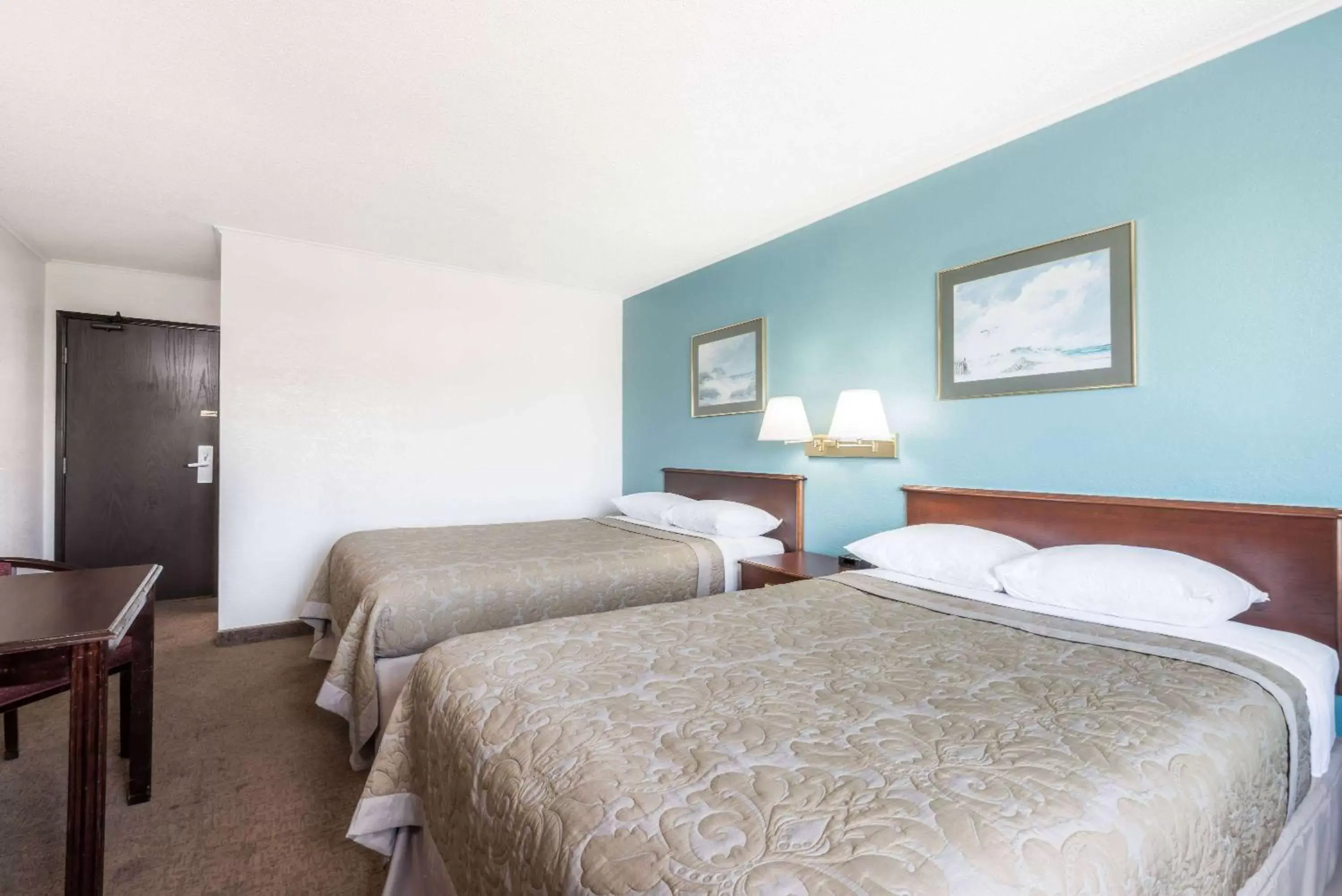 Photo of the whole room, Bed in Super 8 by Wyndham Brookville