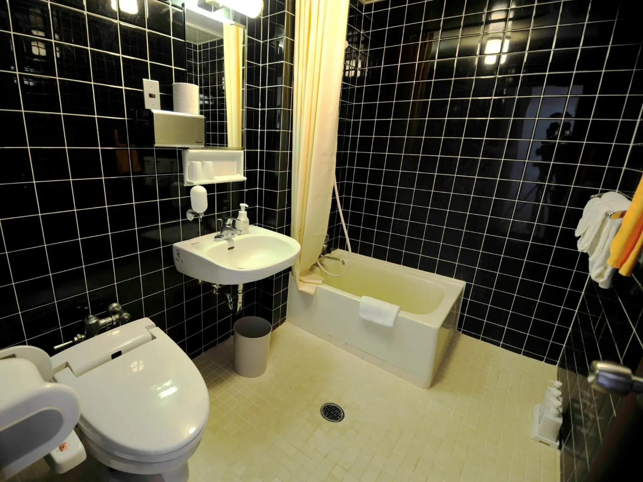 Shower, Bathroom in Nagasaki Nisshokan Hotel