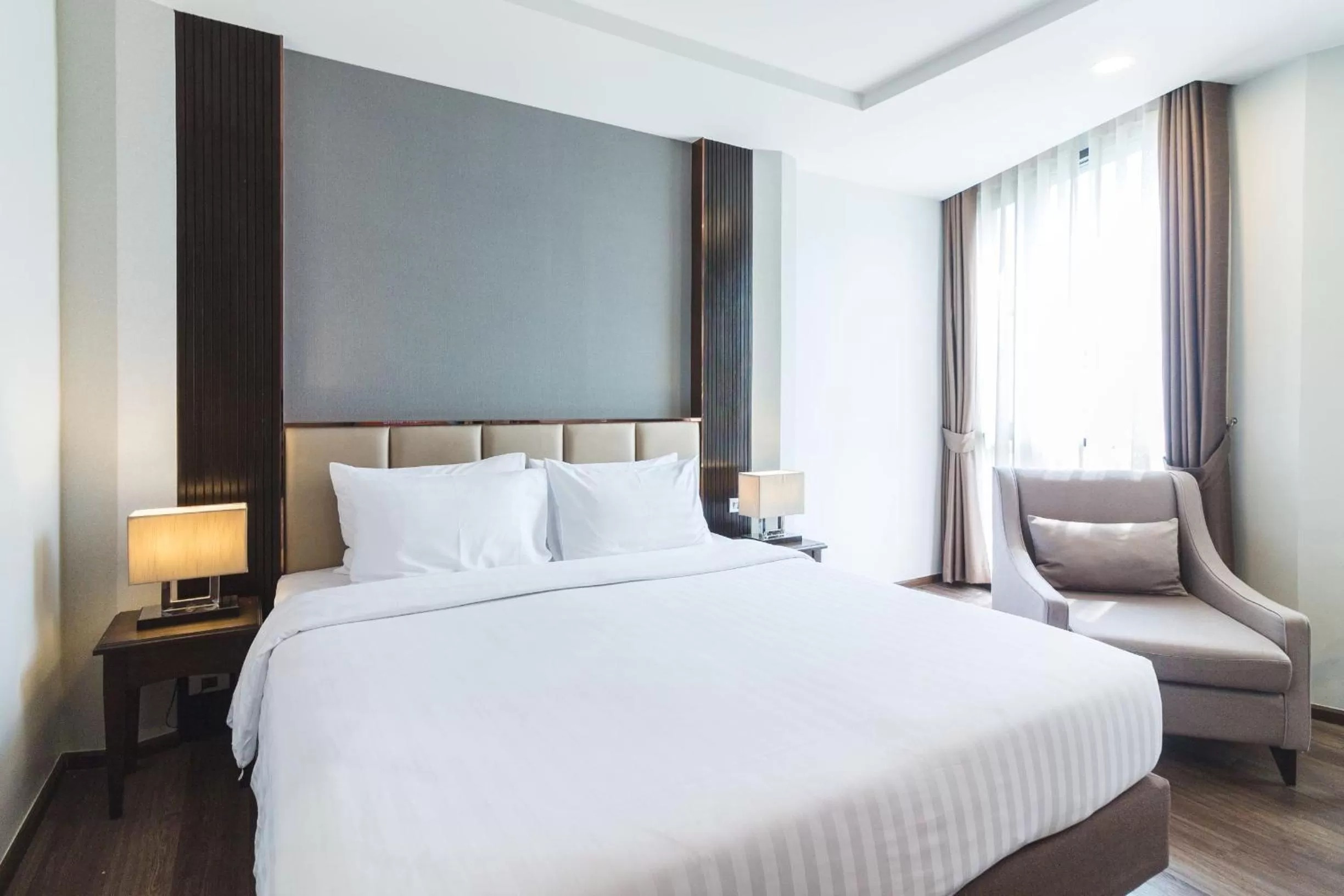 Bedroom, Bed in SureStay Plus by Best Western Sukhumvit 2