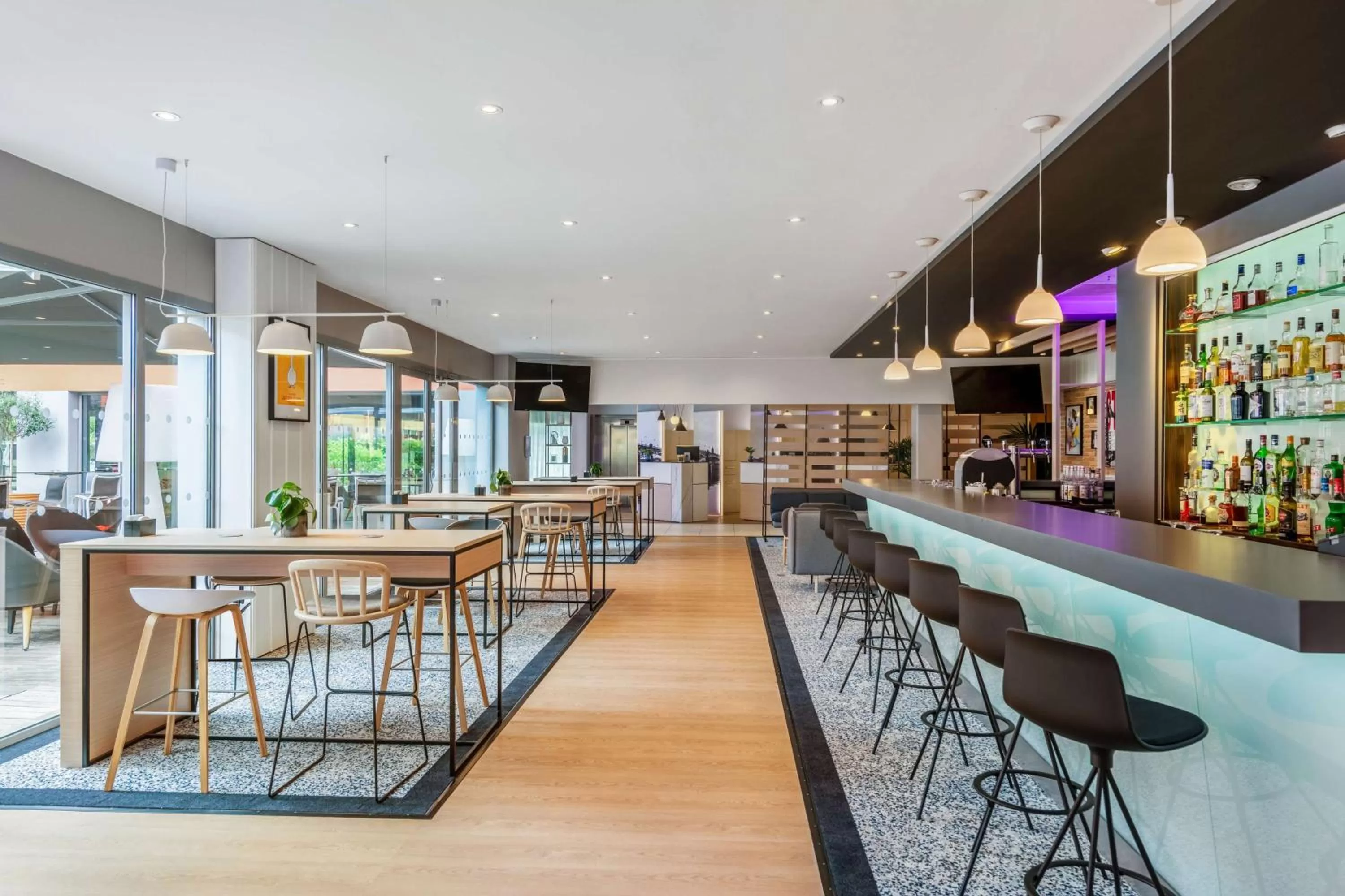 Lounge or bar in Radisson Blu Hotel Toulouse Airport