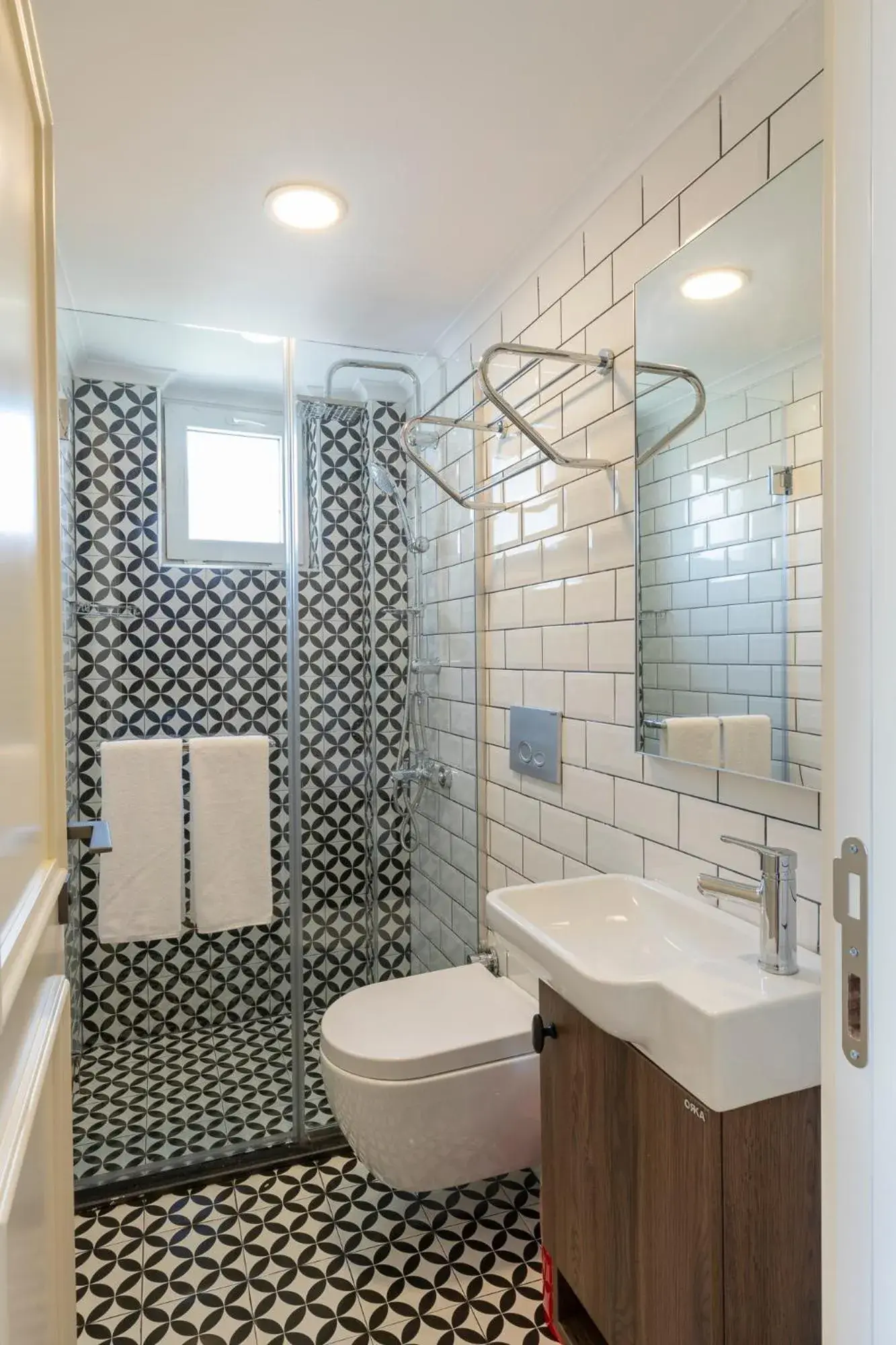 Shower, Bathroom in Mono Hotel