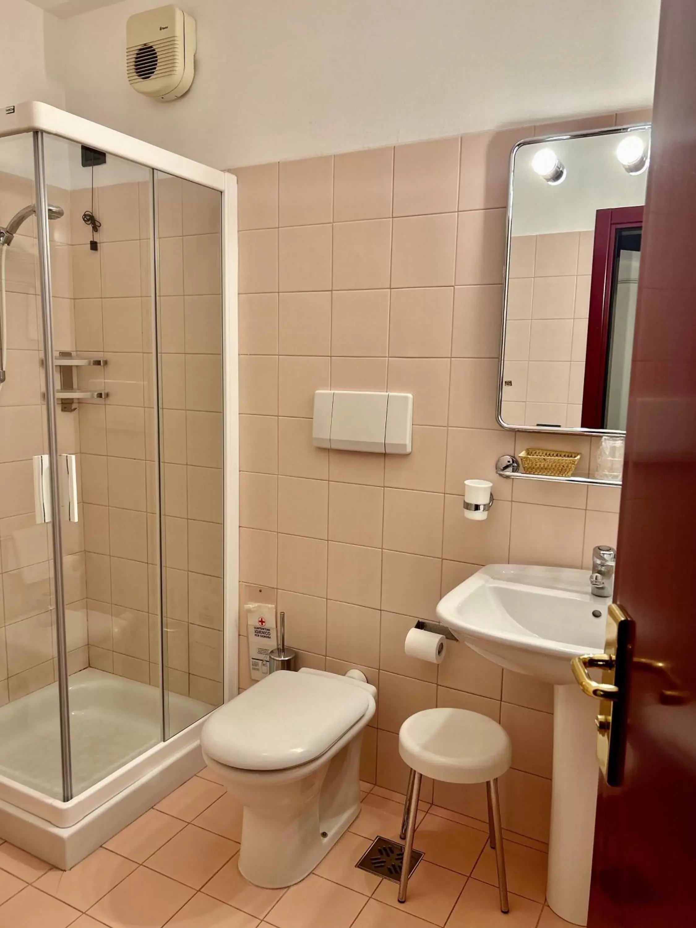 Shower, Bathroom in Hotel Due Torri Tempesta