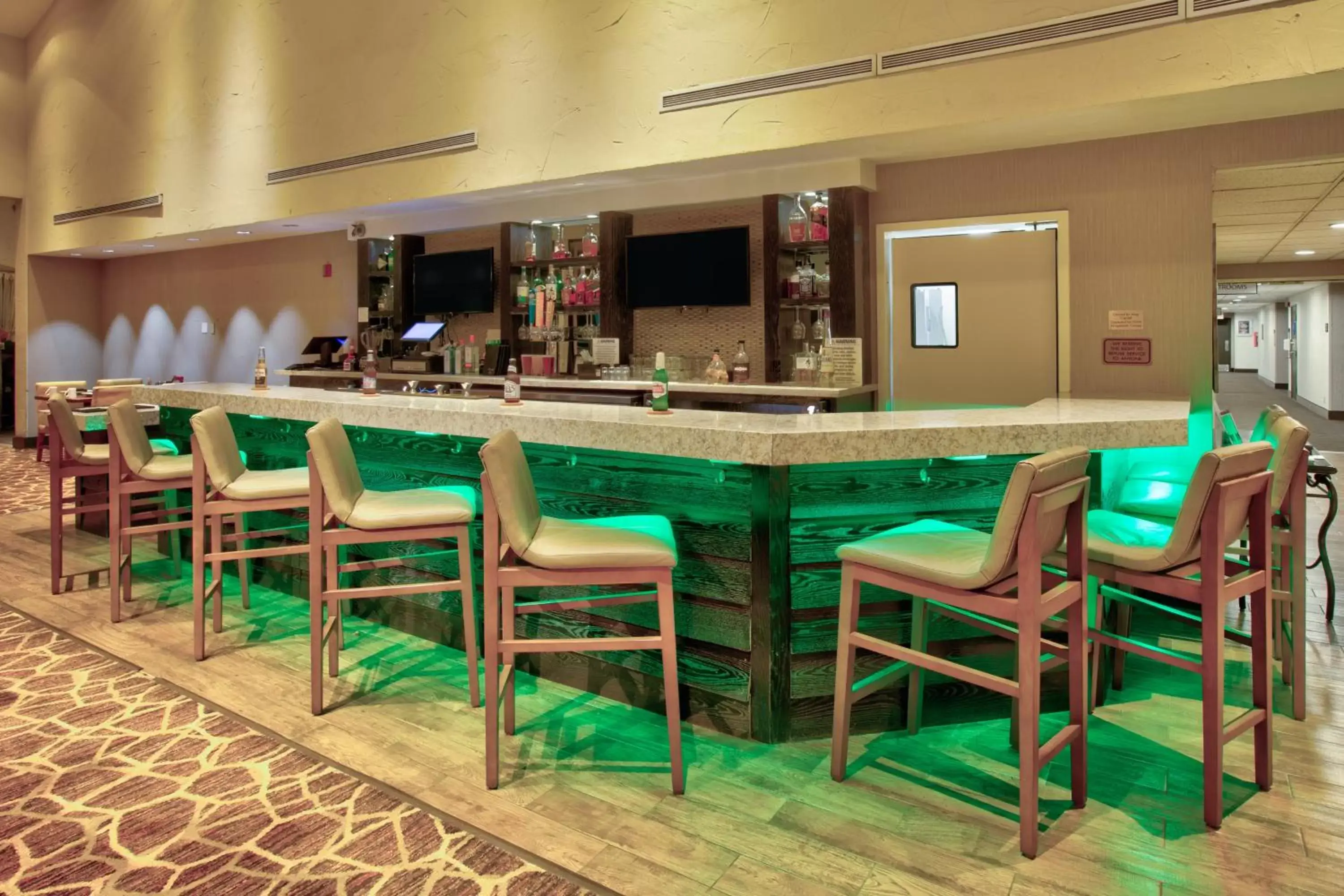 Lounge or bar, Lounge/Bar in Holiday Inn & Suites Santa Maria, an IHG Hotel