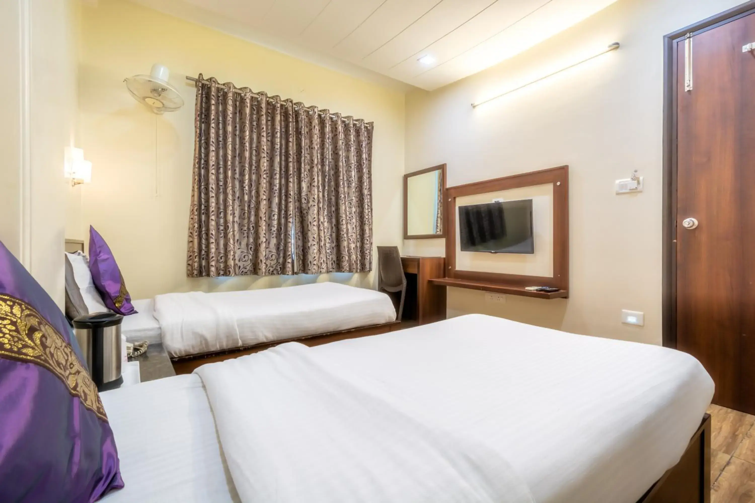 Communal lounge/ TV room, Bed in Hotel Sunday Inn