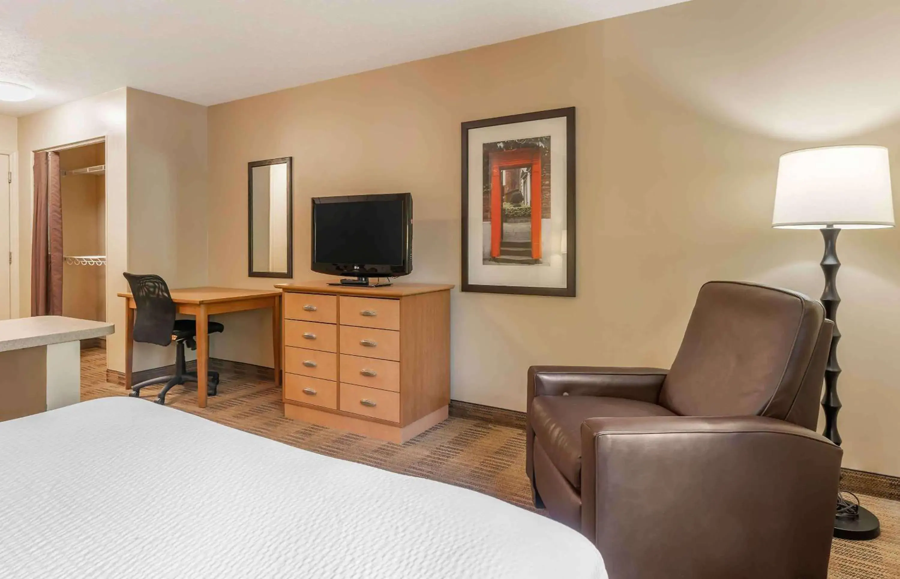 Bedroom, TV/Entertainment Center in Extended Stay America Select Suites - Charlotte - Tyvola Rd - Executive Park