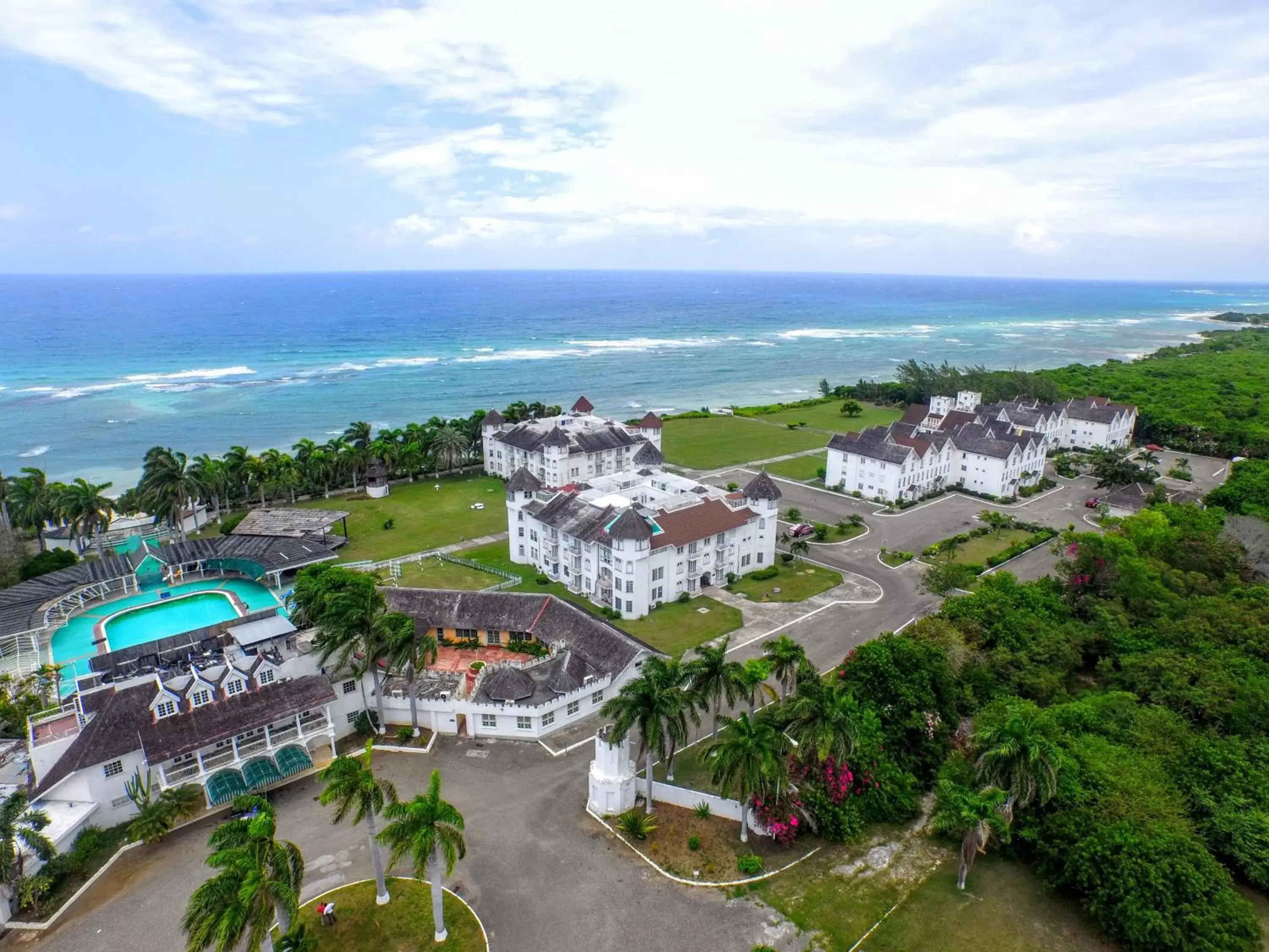 Property building, Bird's-eye View in Seacastles by the beach/pool