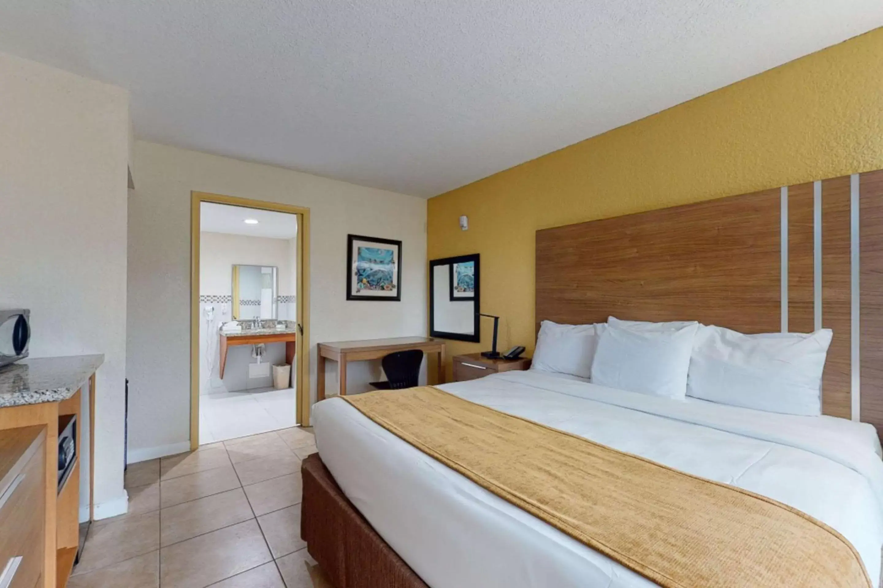 Bedroom, Bed in Rodeway Inn & Suites Fort Lauderdale Airport & Cruise Port