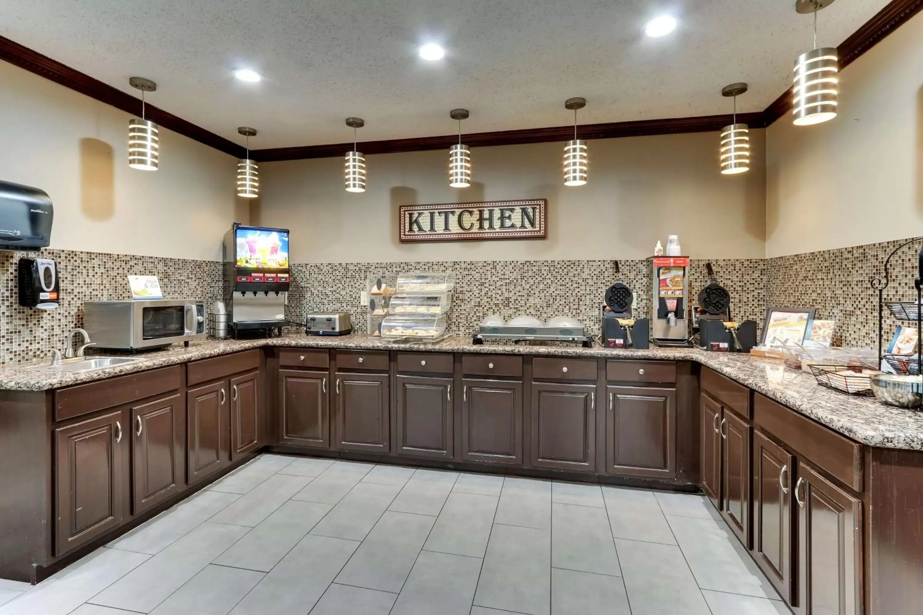 Breakfast, Kitchen/Kitchenette in Best Western PLUS University Inn & Suites