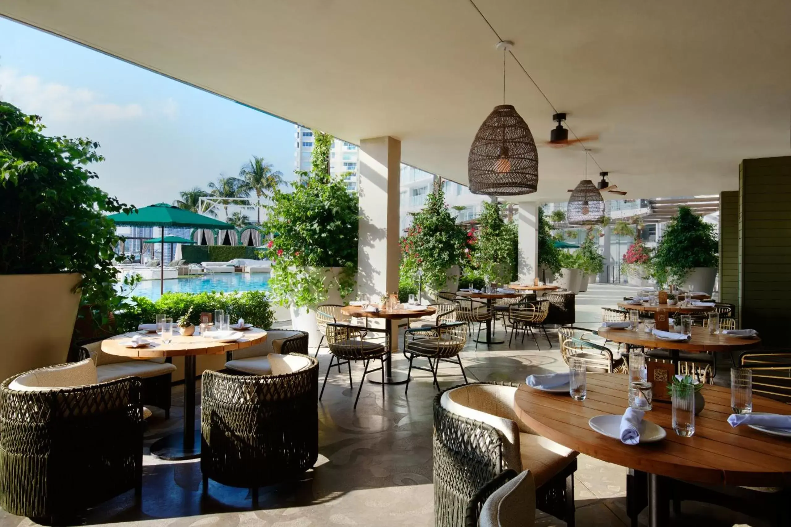 Patio, Restaurant/Places to Eat in Mondrian South Beach