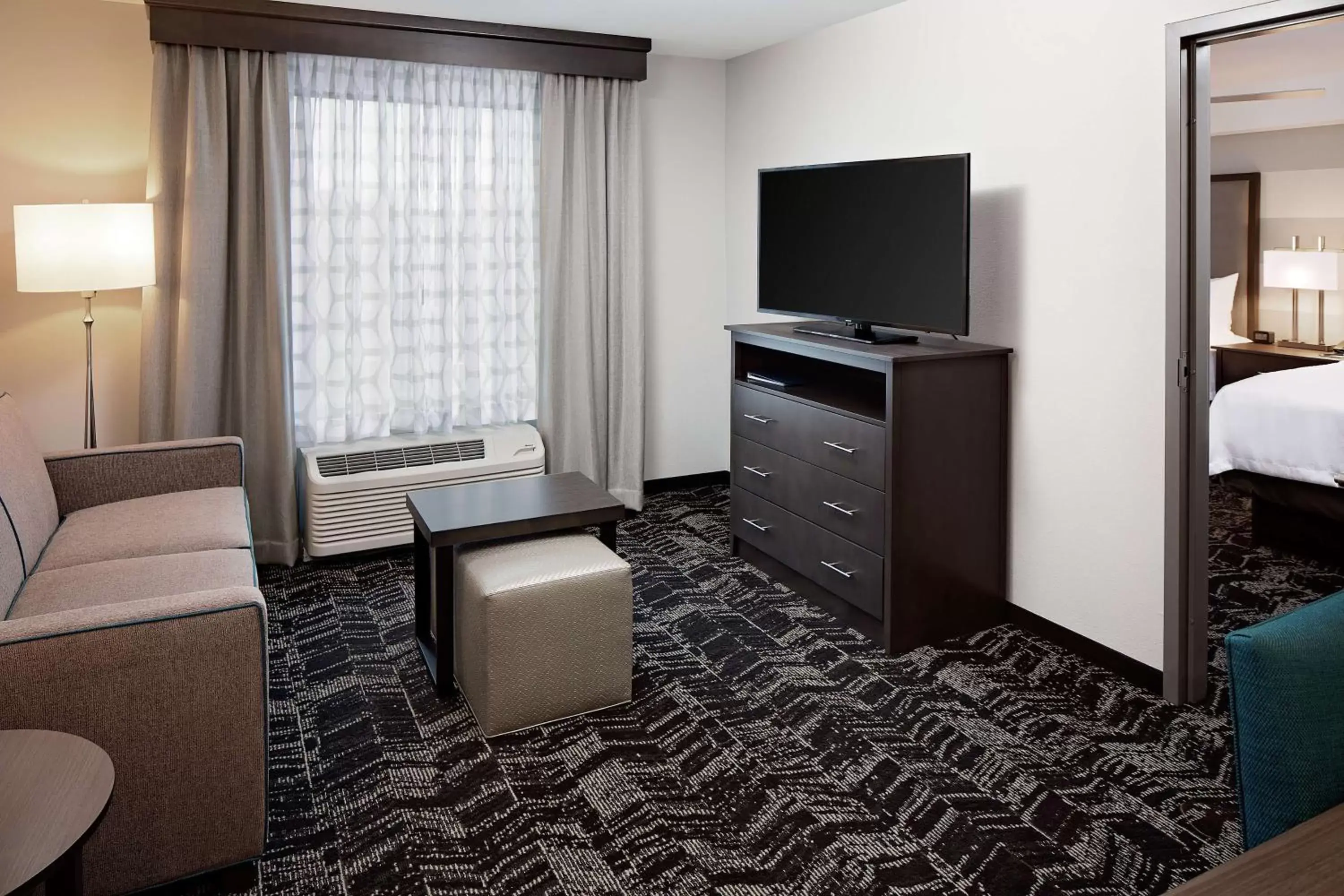 Bedroom, TV/Entertainment Center in Homewood Suites By Hilton Ronkonkoma
