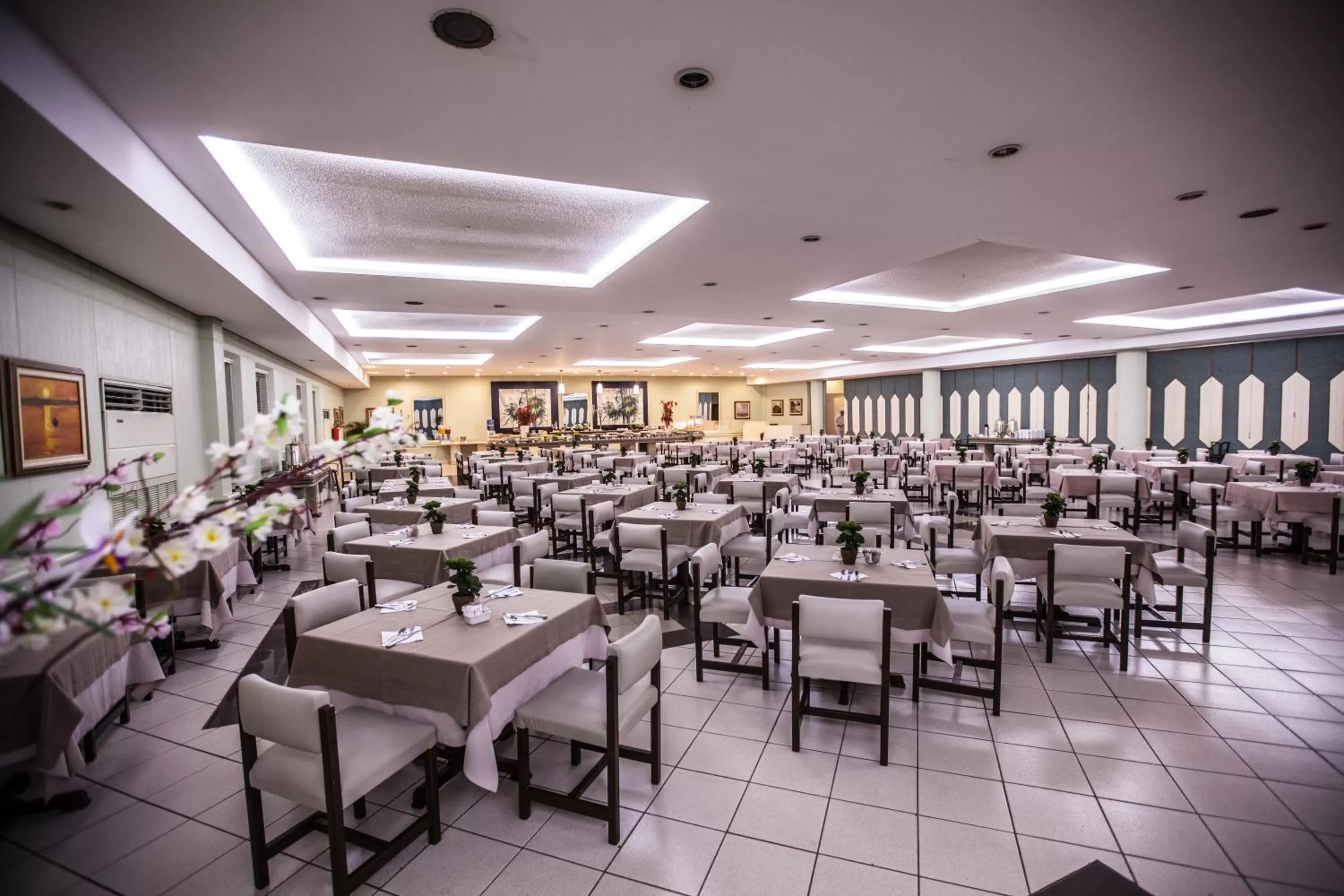 Restaurant/places to eat in Rafain Palace Hotel & Convention Center