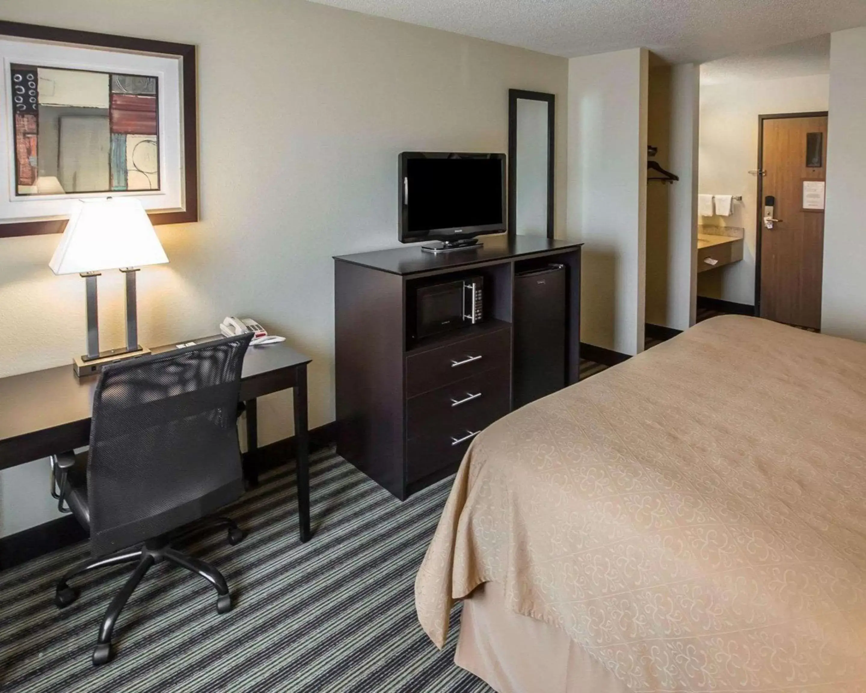 Photo of the whole room, TV/Entertainment Center in Quality Inn Chesterton near Indiana Dunes National Park I-94