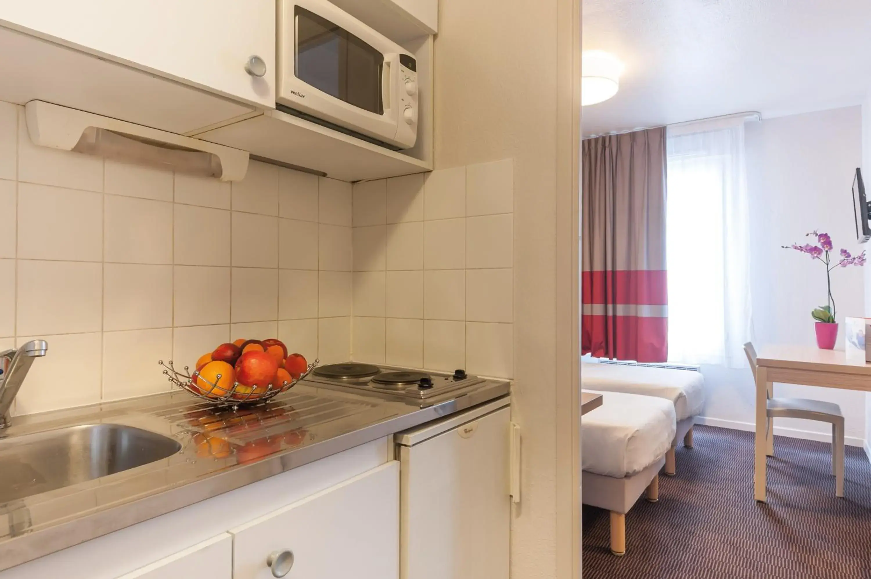 Bed, Kitchen/Kitchenette in Appart'City Lyon Part Dieu Garibaldi