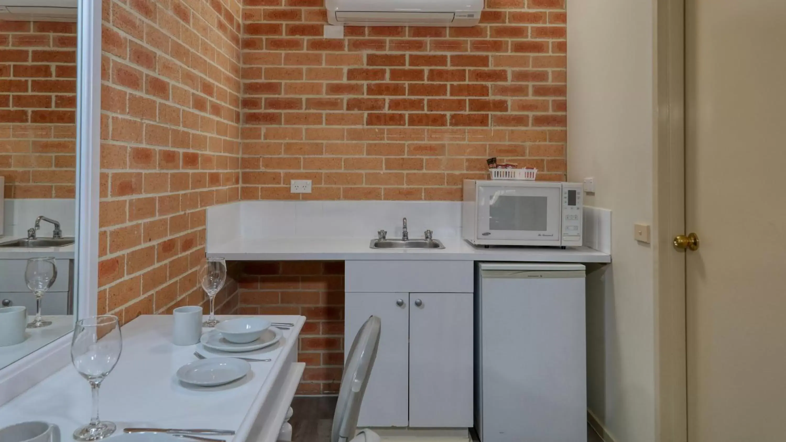 Kitchen or kitchenette in Country Gardens Motor Inn Kitchen or kitchenette in Country Gardens Motor Inn