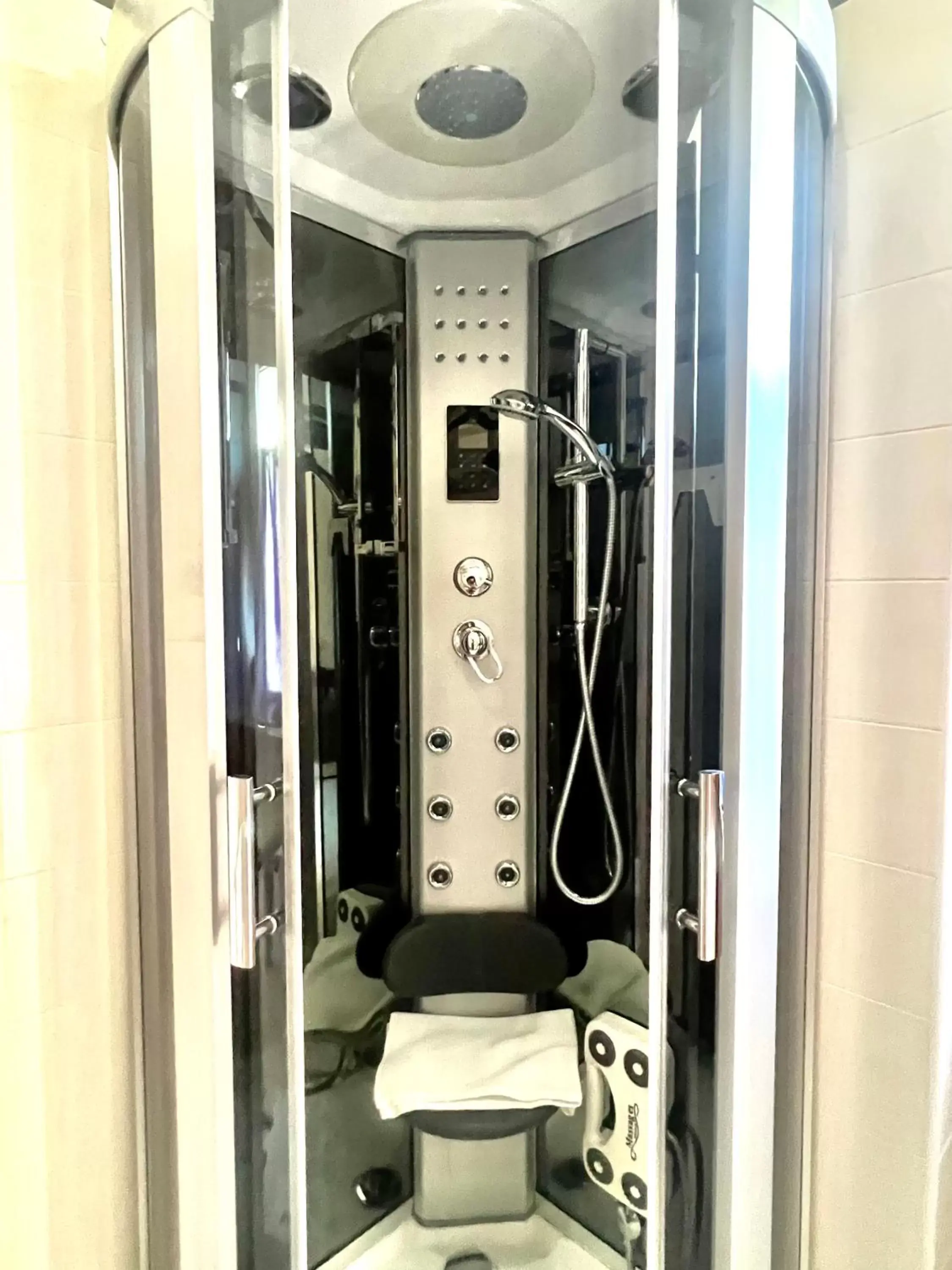 Shower, Bathroom in Lo Scrigno B&B