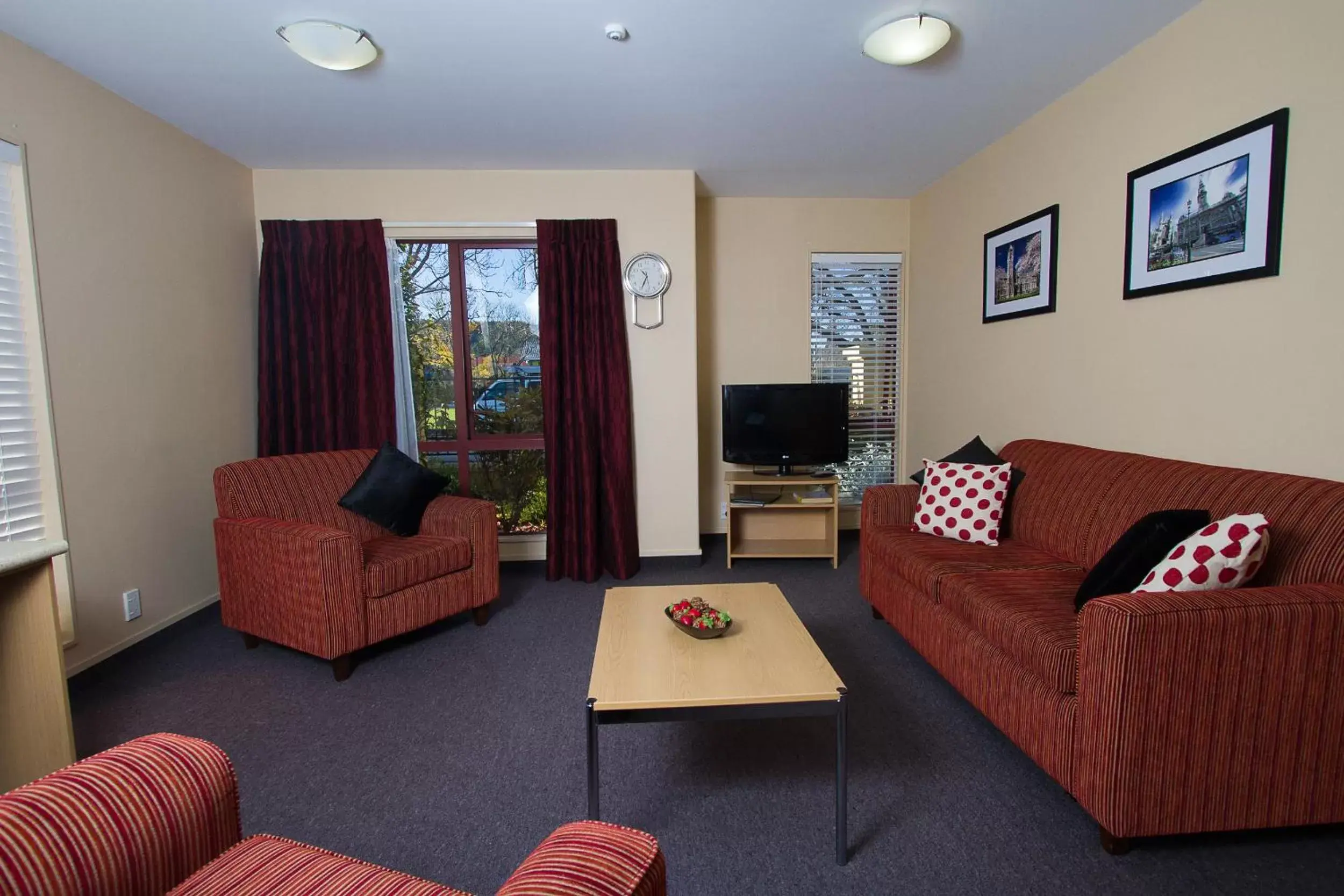 TV and multimedia, Seating Area in Alhambra Oaks Motor Lodge