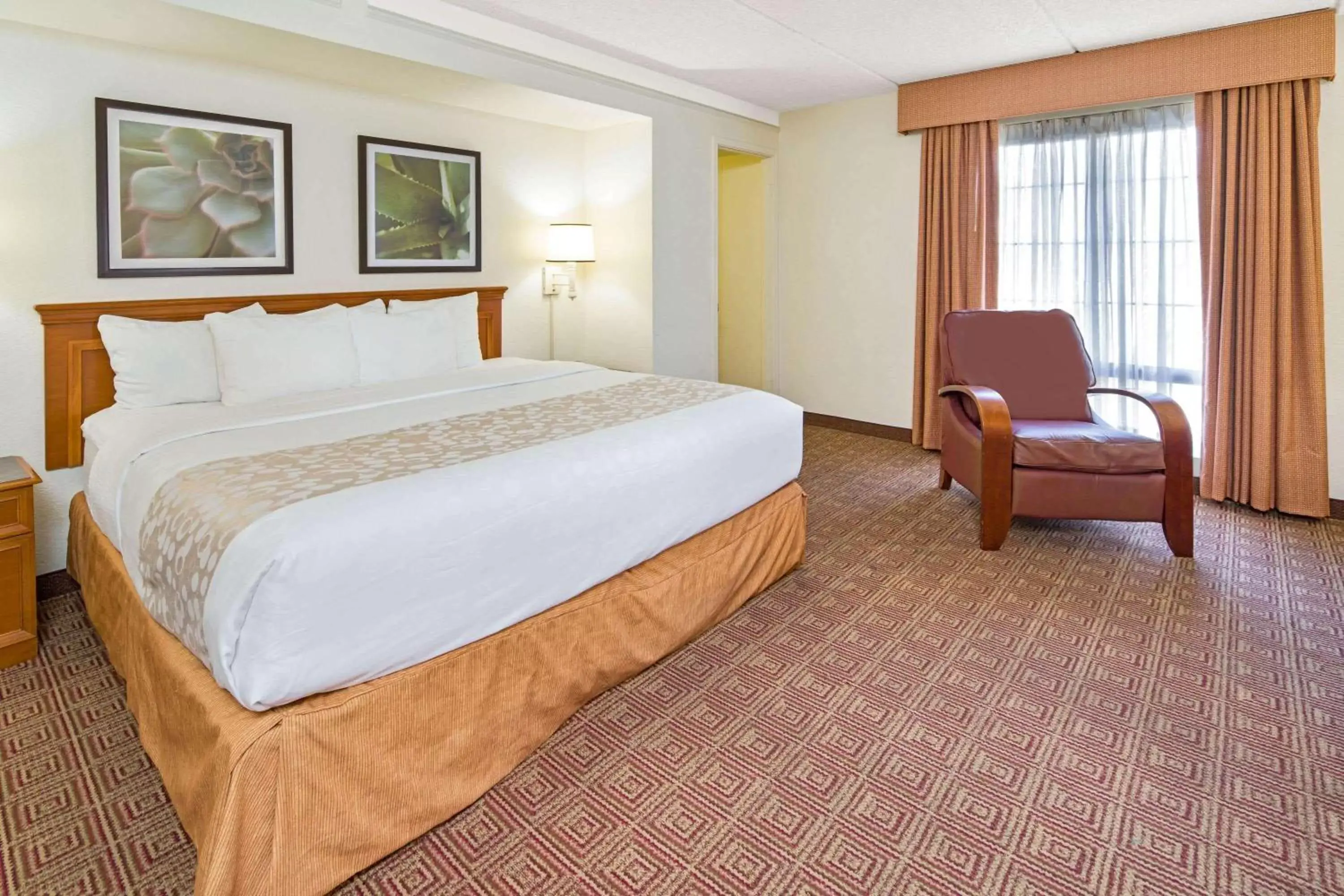 Photo of the whole room, Bed in La Quinta Inn by Wyndham San Diego - Miramar