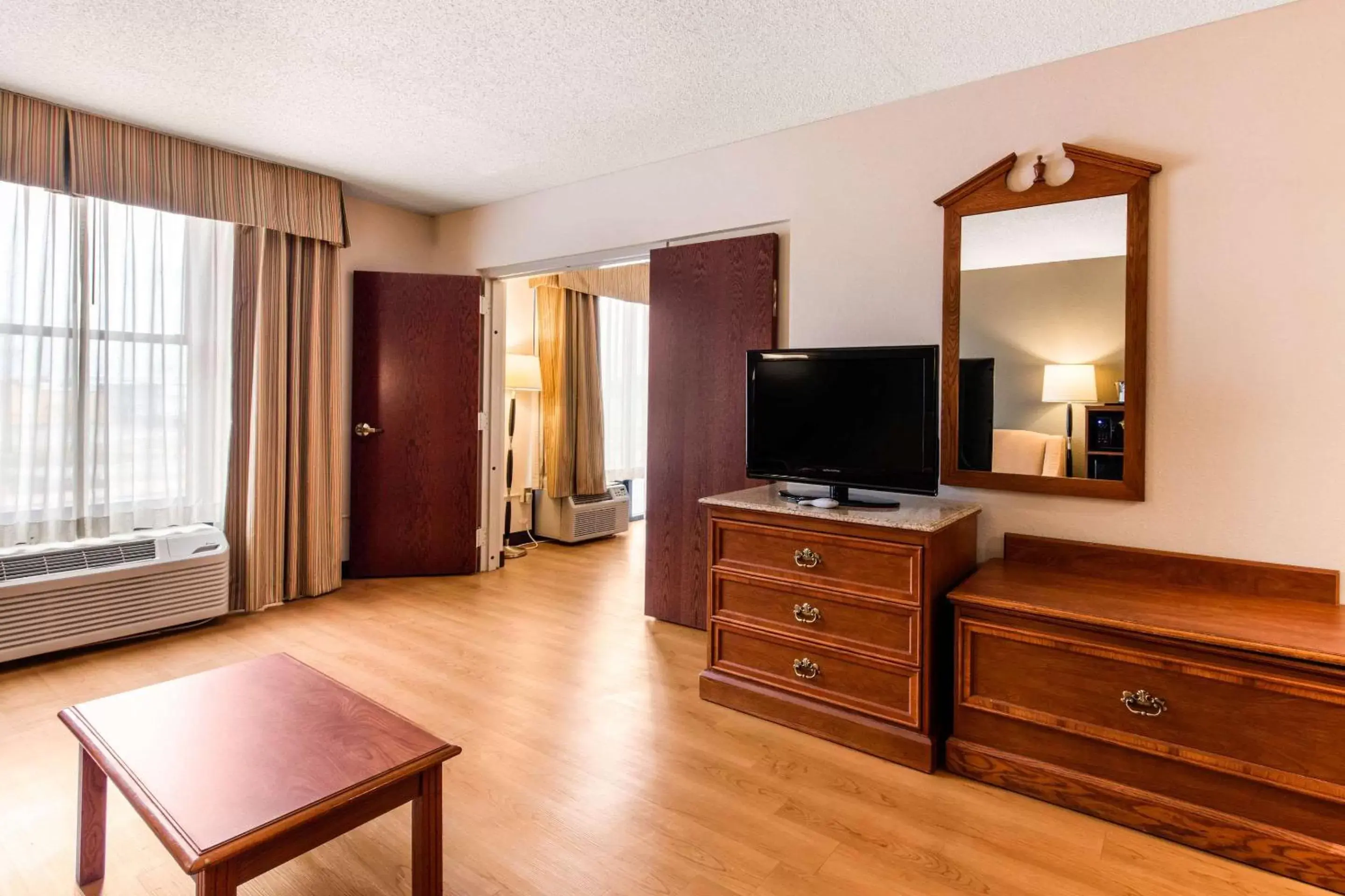 Photo of the whole room, TV/Entertainment Center in Quality Inn Valley - West Point