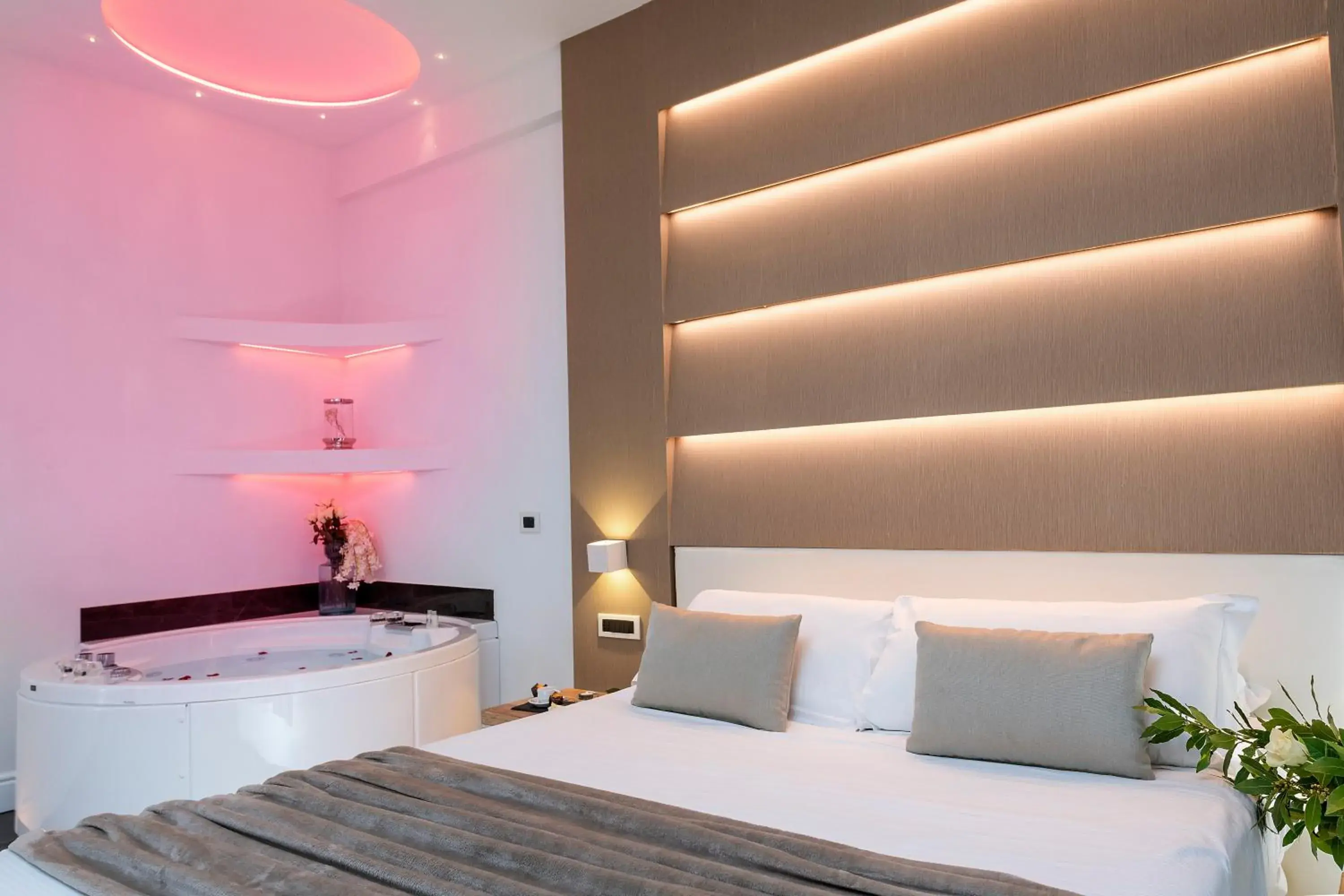 Hot Tub, Bed in Vatican Style Hot Tub, Bed in Vatican Style