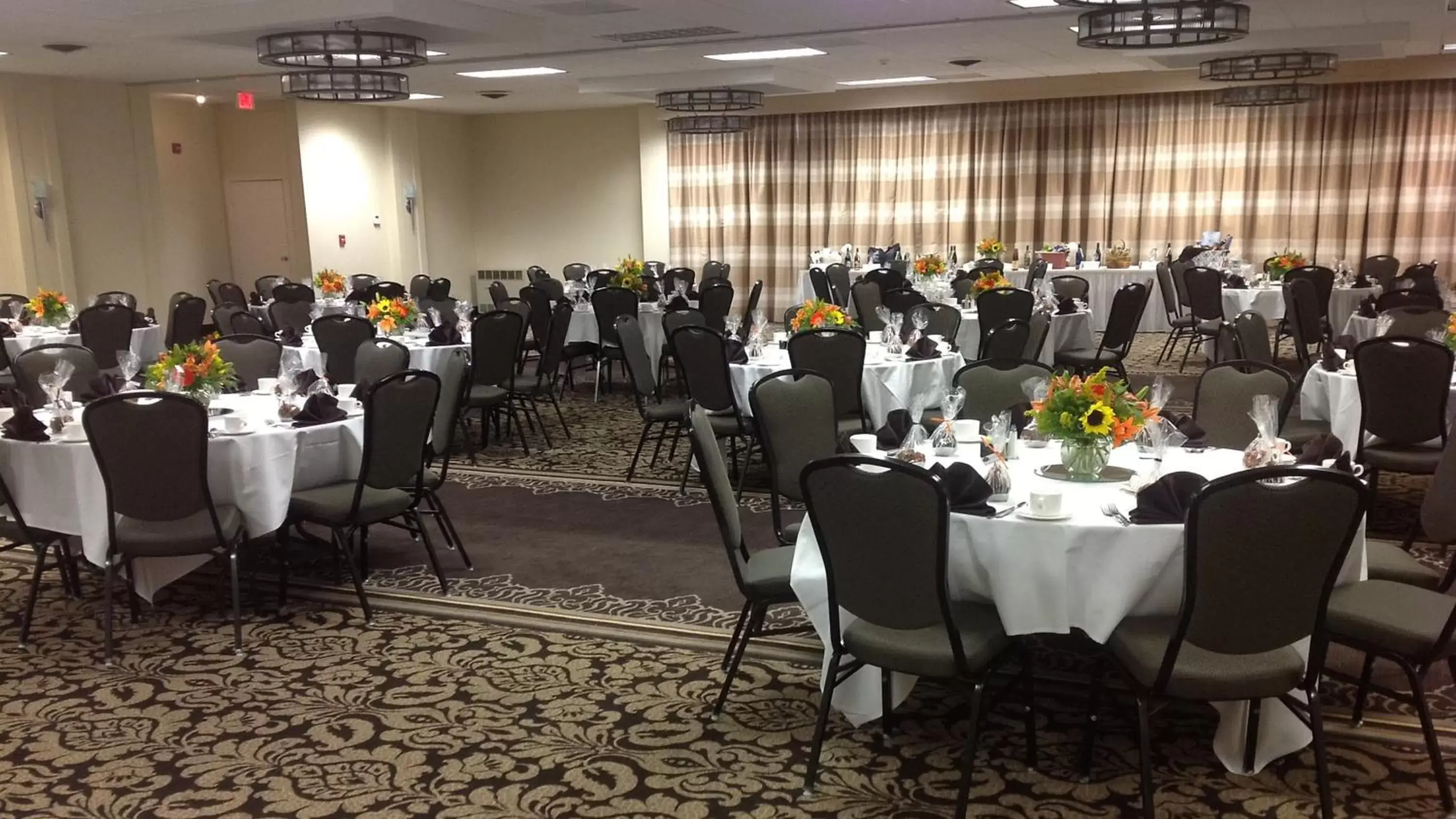 Banquet/Function facilities, Restaurant/Places to Eat in Clarion Inn