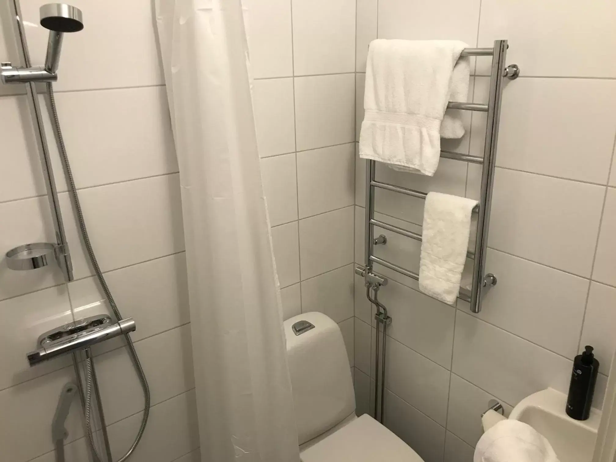 Bathroom in Aston Villa Hotell
