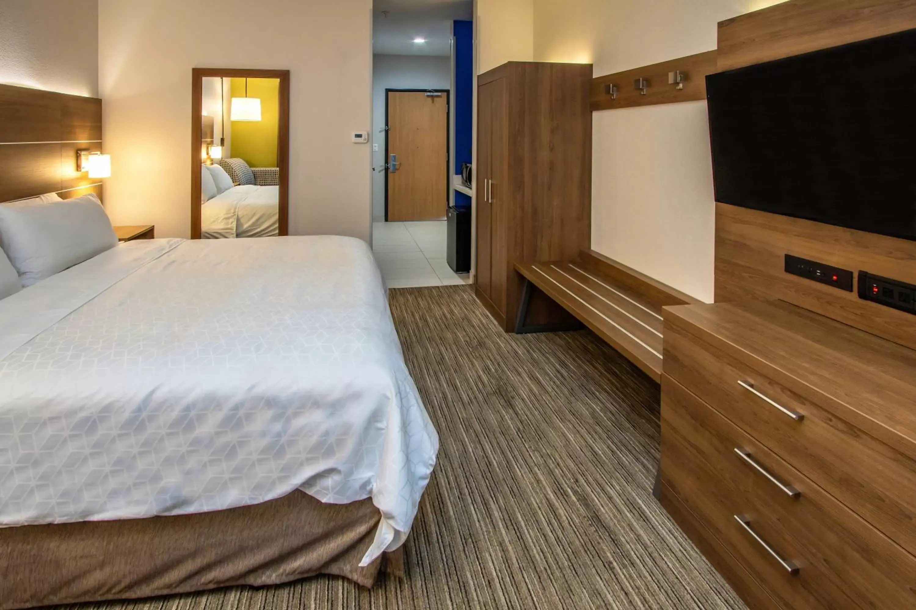 Photo of the whole room, Bed in Holiday Inn Express Hotel & Suites Roseville - Galleria Area, an IHG Hotel