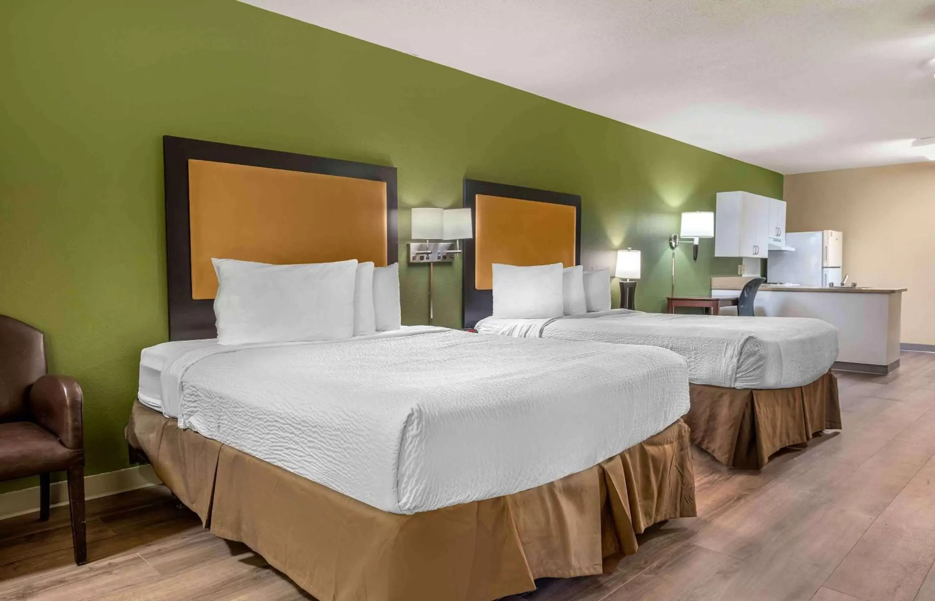 Bedroom, Bed in Extended Stay America Suites - Minneapolis - Woodbury