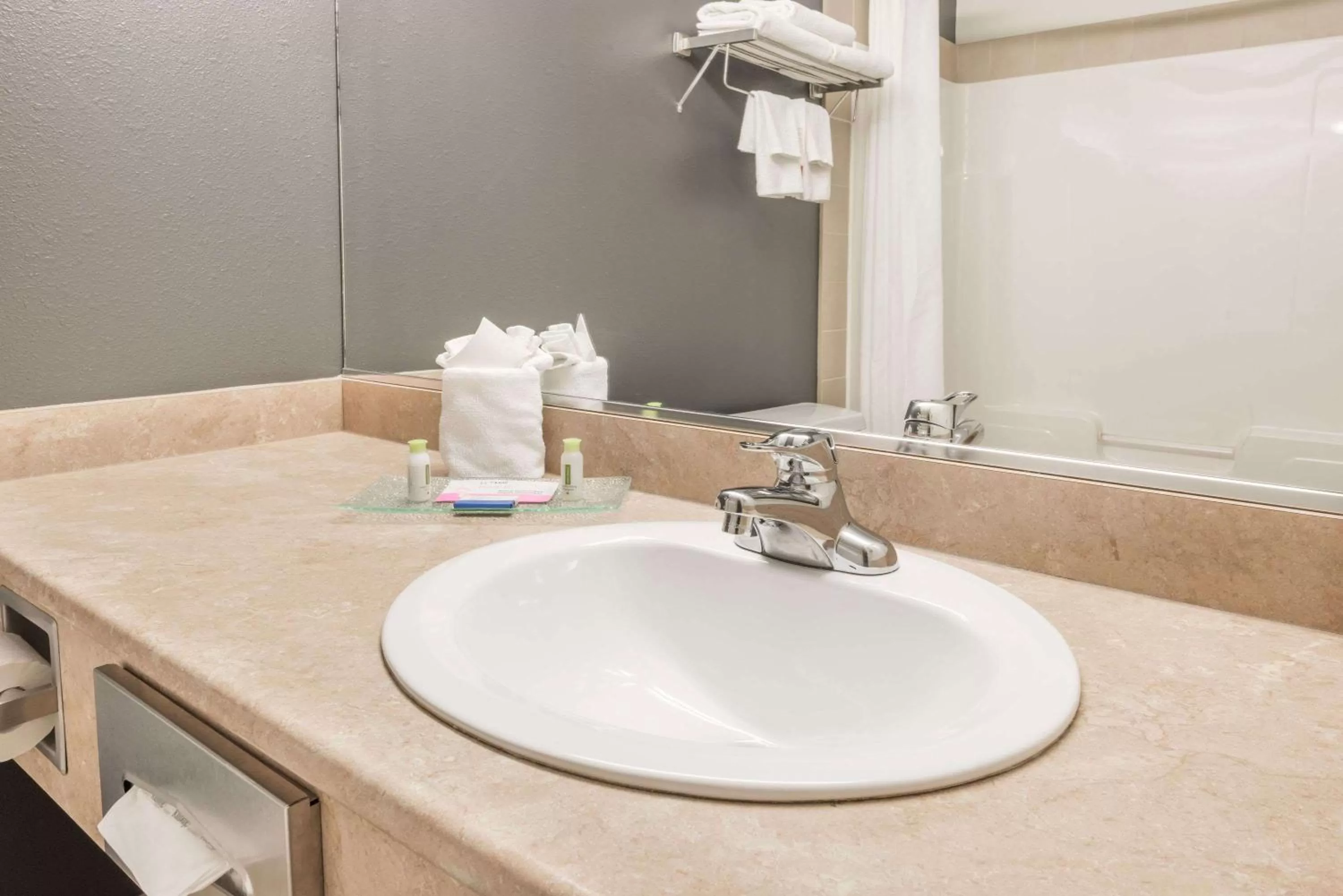 Bathroom in Super 8 by Wyndham Quebec City