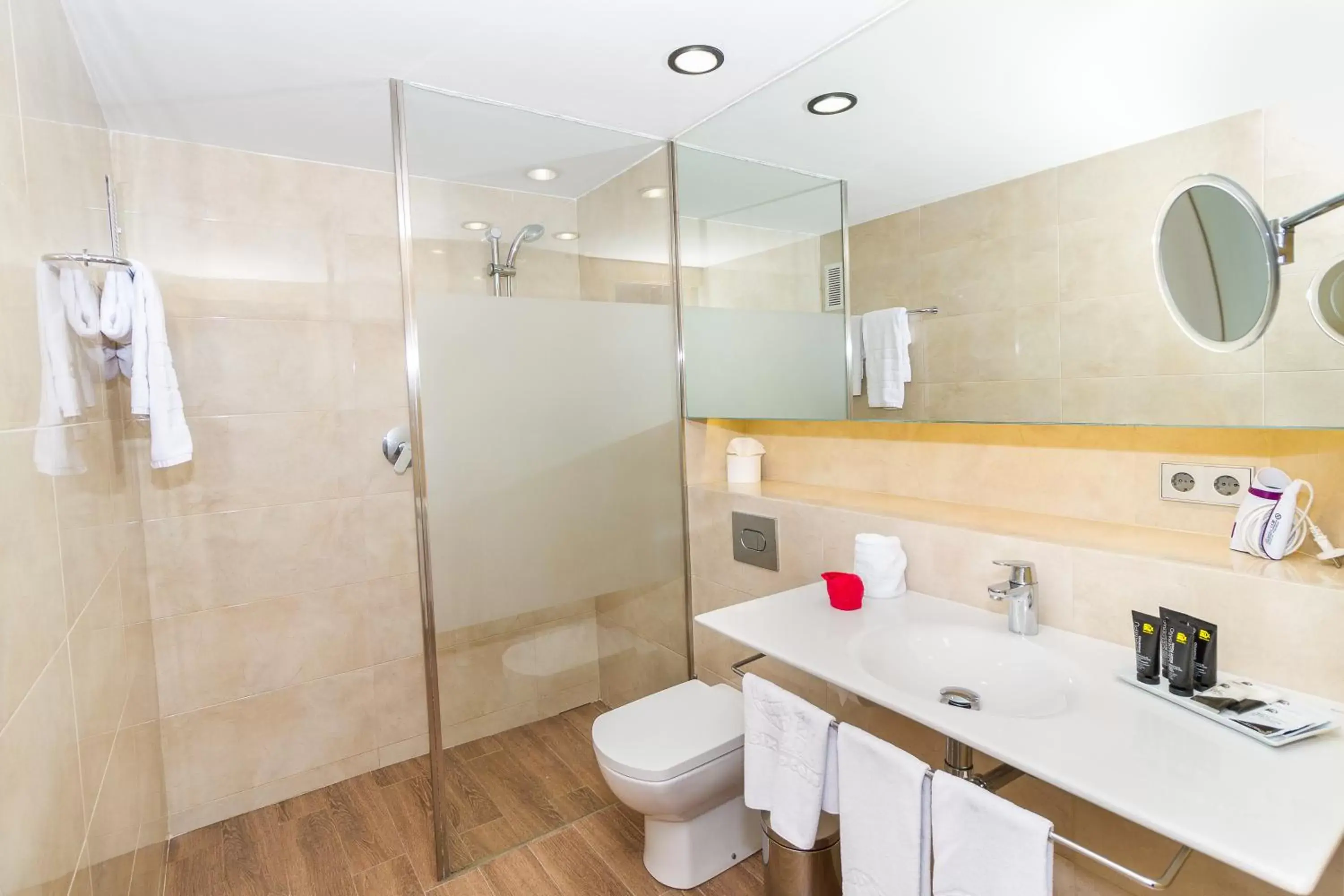 Shower, Bathroom in Eix Platja Daurada Hotel & SPA