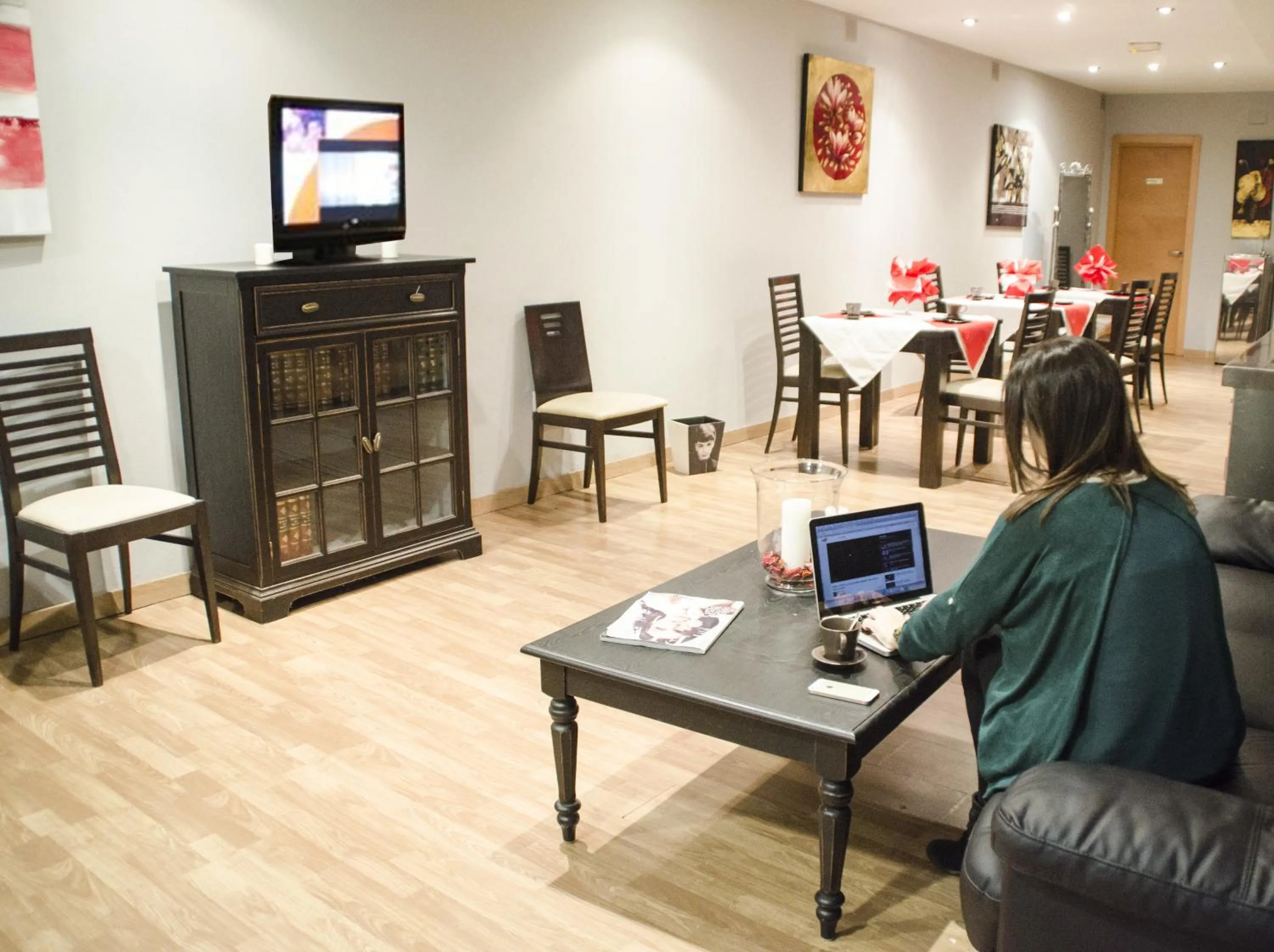 Communal lounge/ TV room in Hotel Duquesa