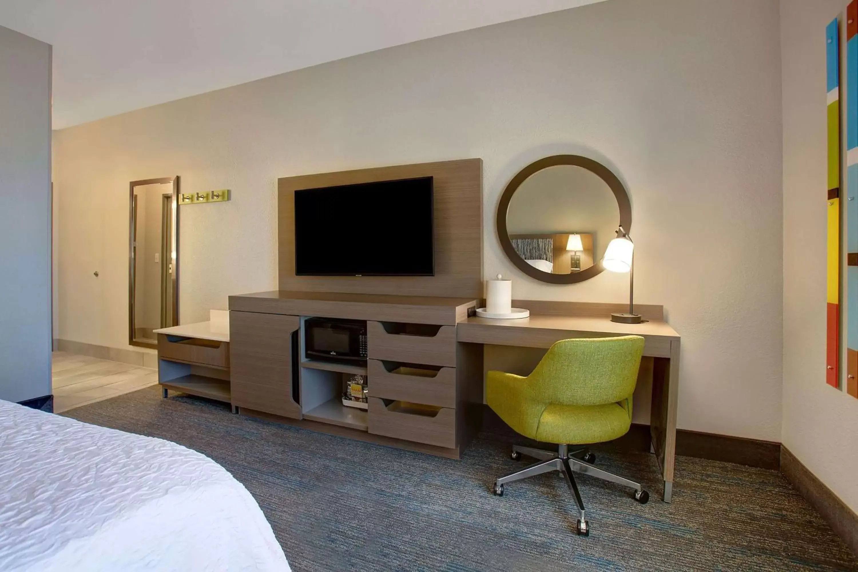 Bedroom, TV/Entertainment Center in Hampton Inn & Suites Borger