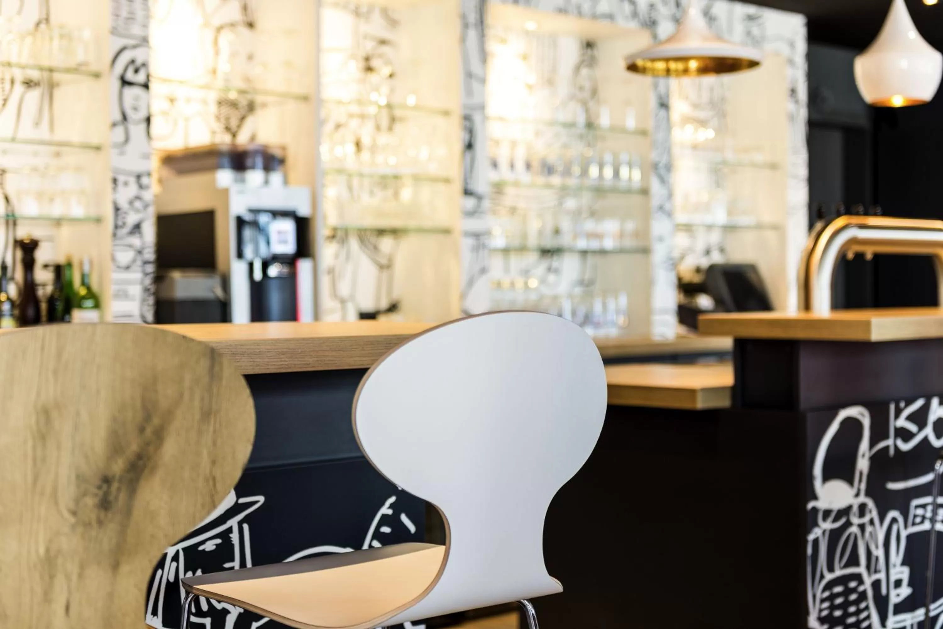 Lounge or bar in ibis Hotel Köln Airport