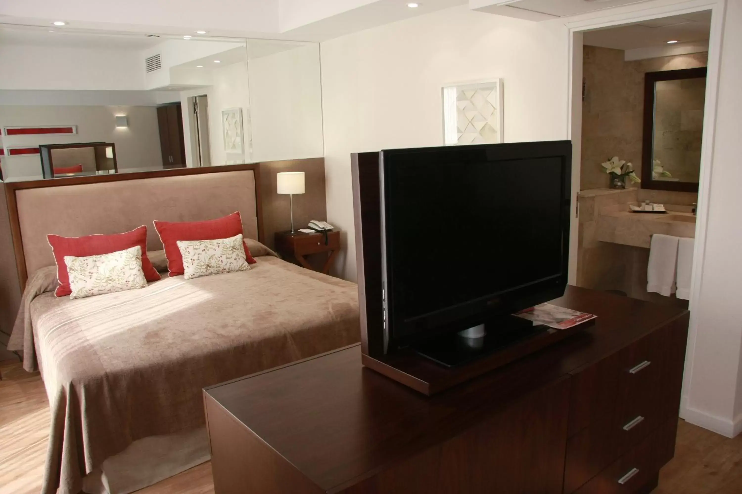 TV and multimedia, TV/Entertainment Center in Grand King Hotel